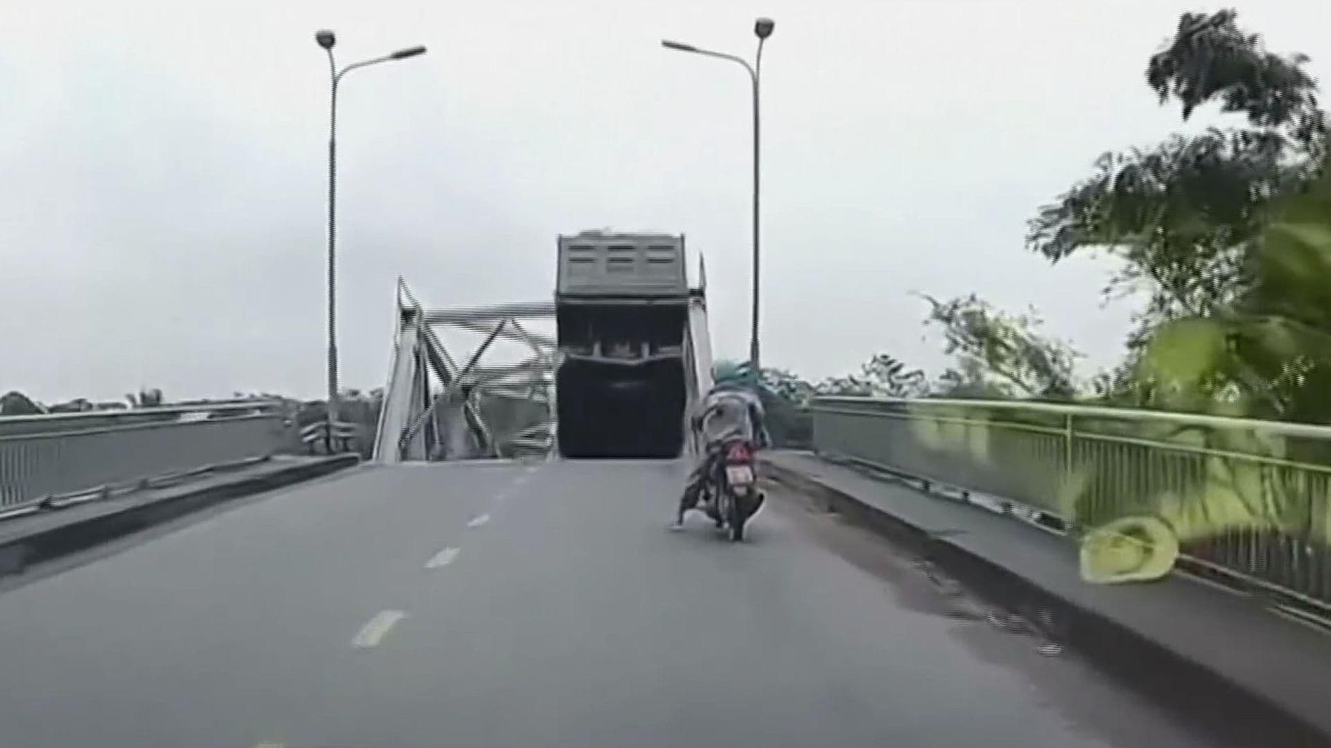 Tifón Provoca Colapso de Puente en Vietnam: Varios Vehículos Caen (VIDEO)
