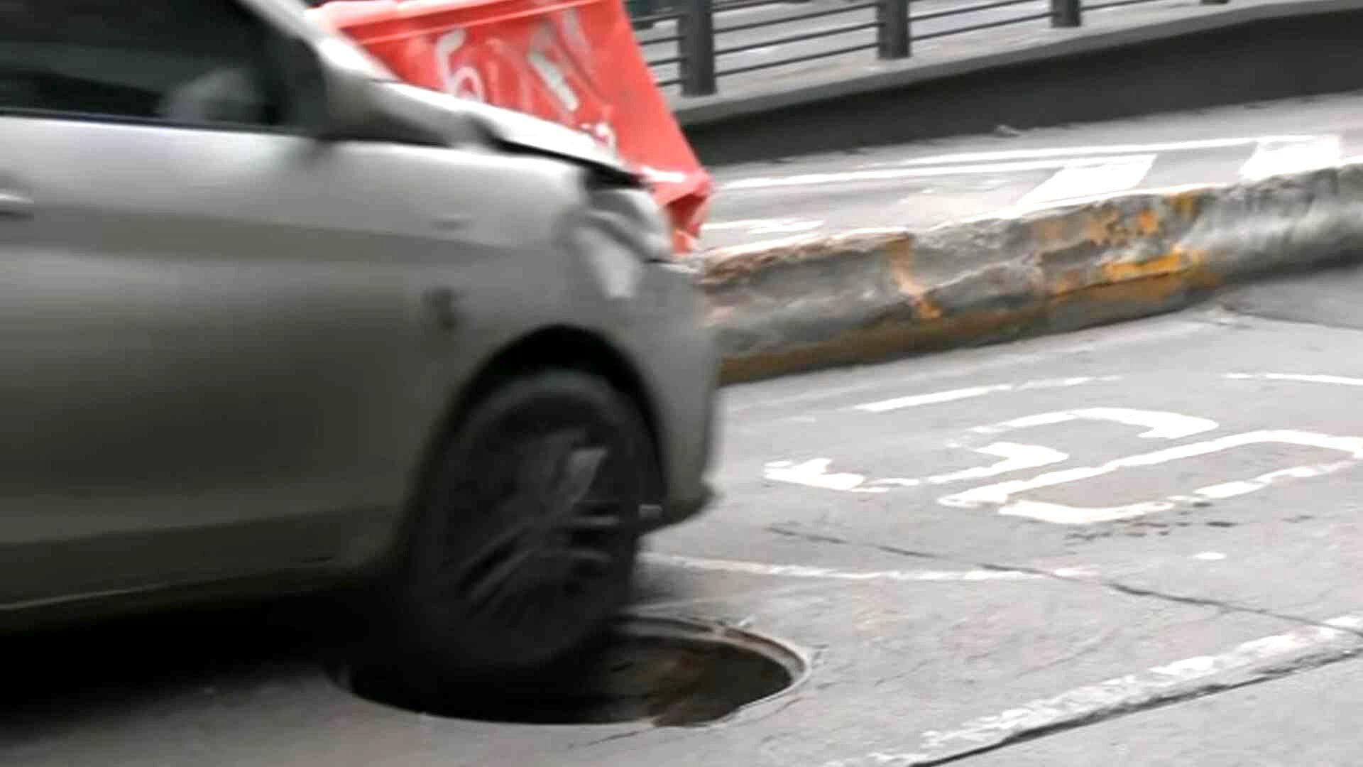 Video: Momento Exacto en que Autos Caen a Coladera en Balderas