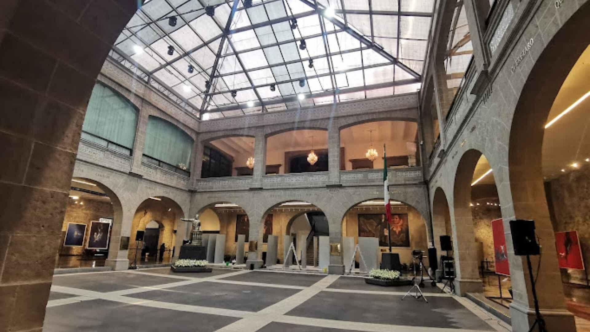Manifestantes se Trasladan a la Casona de Xicoténcatl, Sede Alterna al Senado