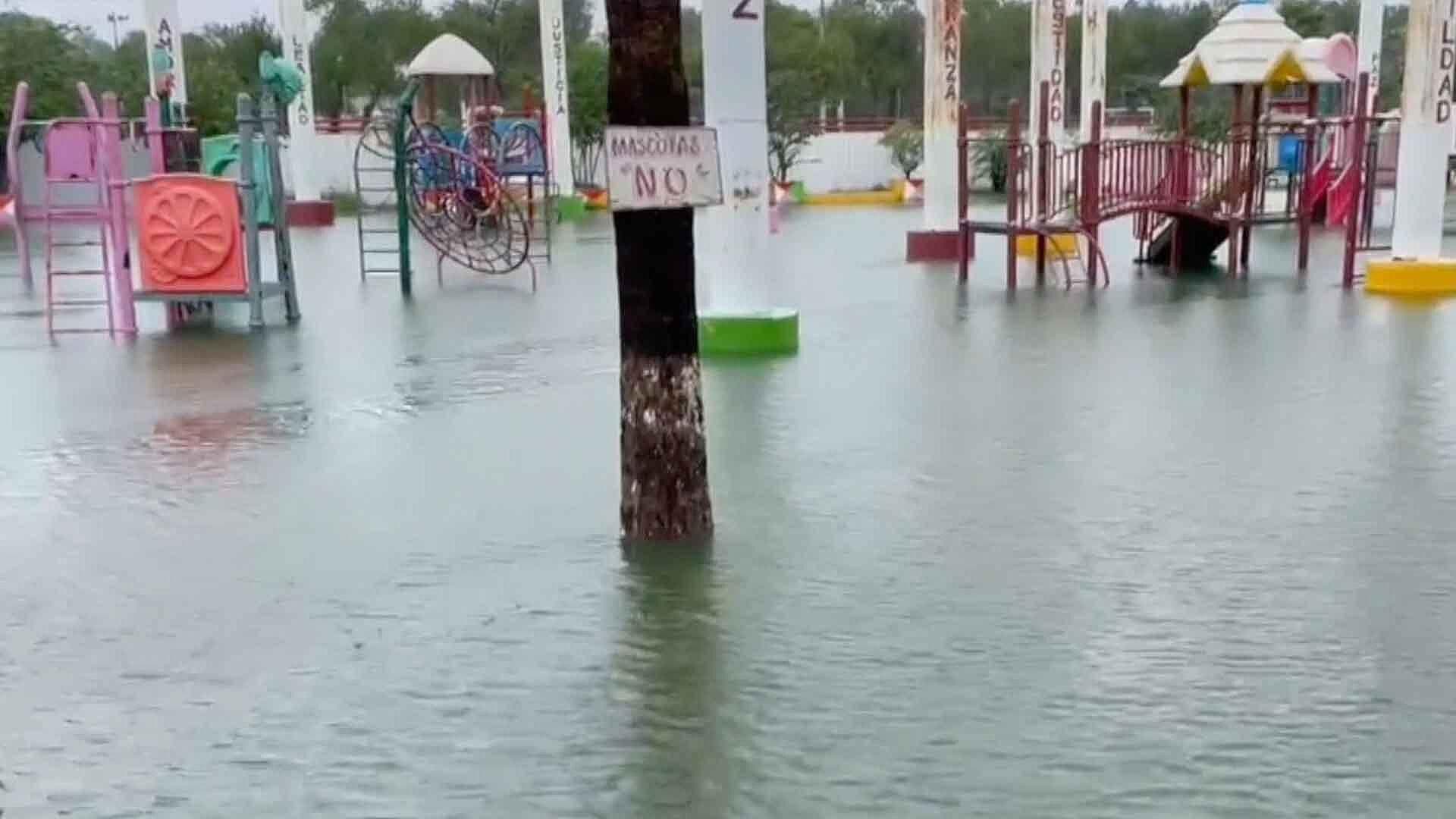 Desbordamiento de Lago Inunda al Parque 'Niños Héroes' en Matamoros