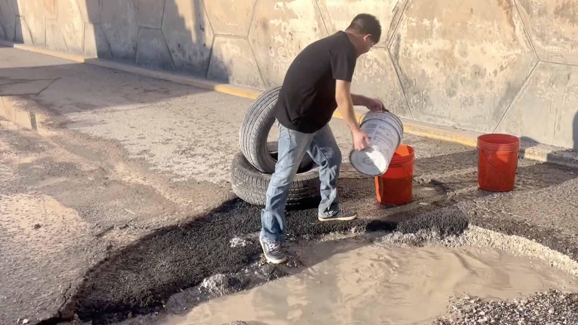 Ciudadanos Tapan Bache en Avenida Rigo Tovar de Matamoros