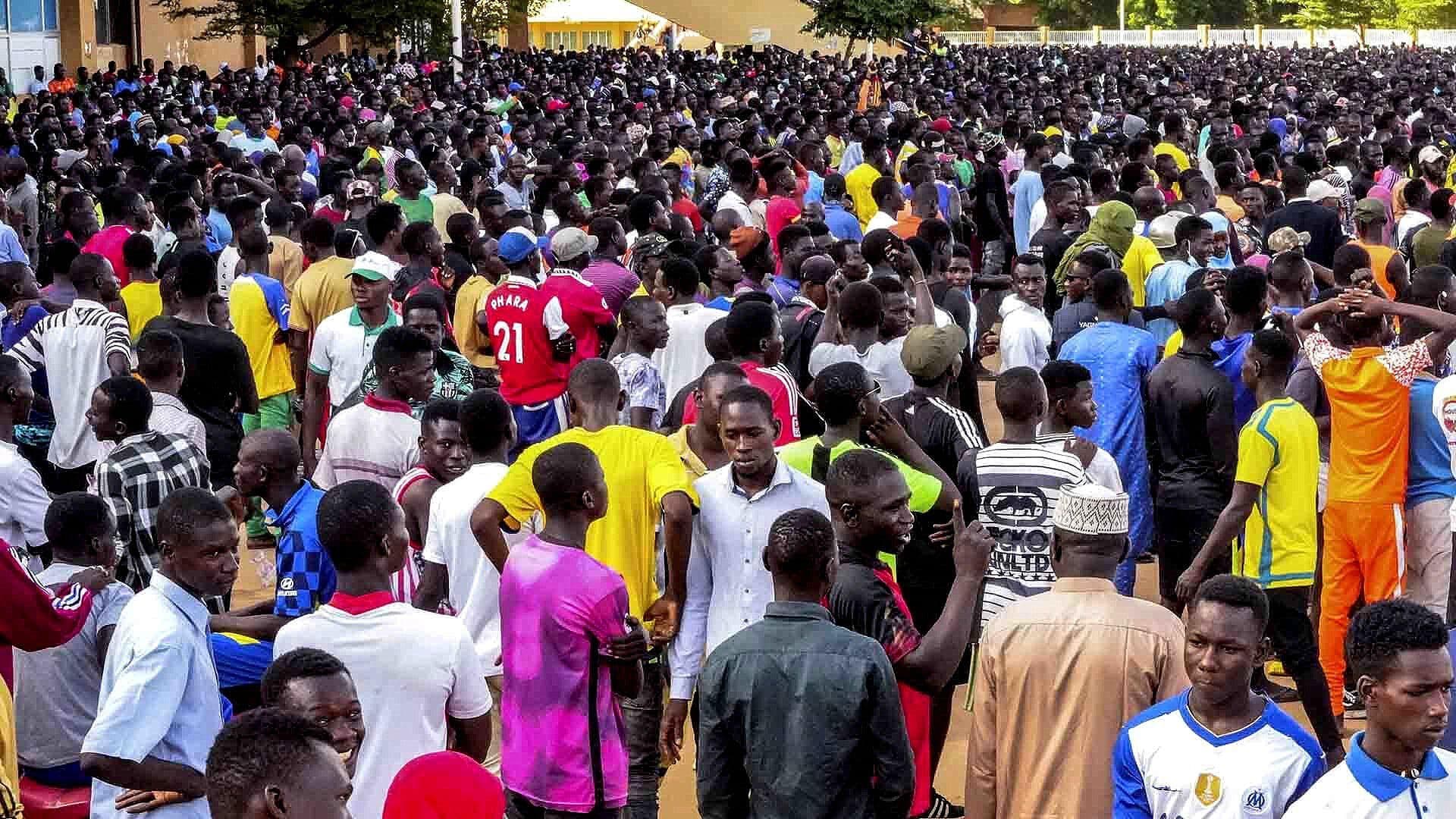Miles se Enlistan Como Voluntarios en Níger en Caso de Intervención Militar