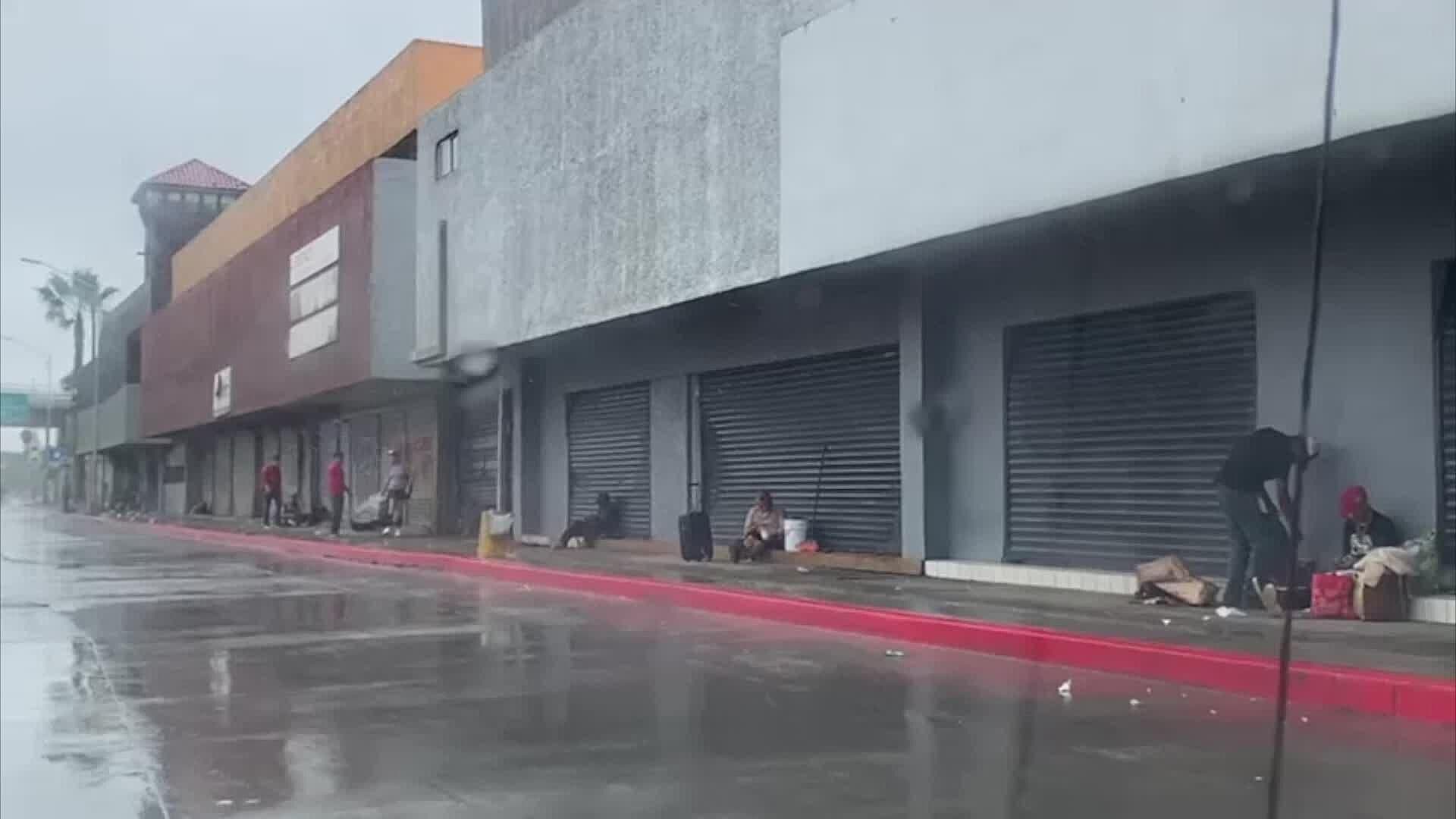 Indigentes Se Protegen de la Tormenta Hilary Bajo los Techos de Comercios en Tijuana