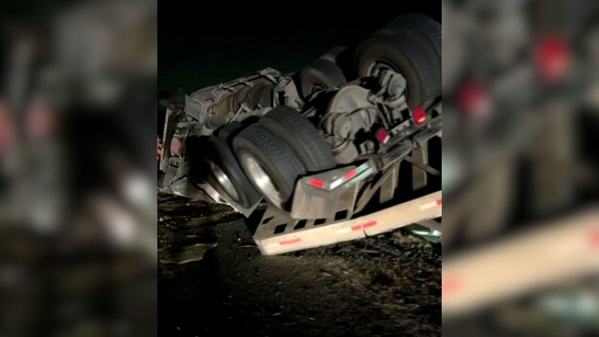 Tráiler con Rollos de Papel Vuelca en el Distribuidor Buenavista en Querétaro