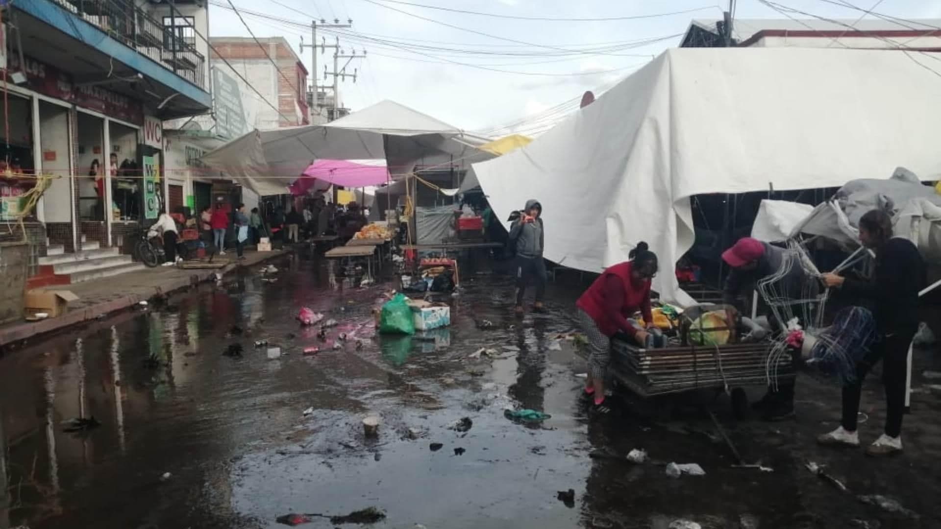 Se Desborda Río Alcalica, en Amecameca; Corriente se Lleva Mercancía de Tianguis
