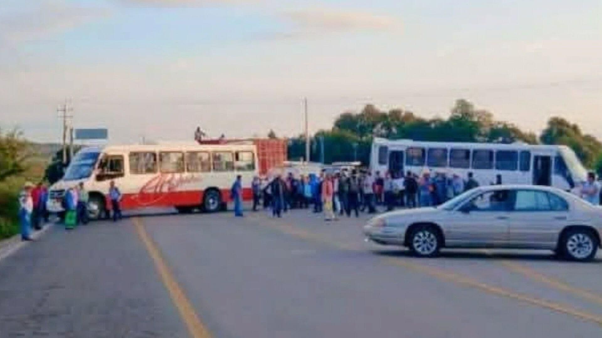 Manifestantes Mantienen Cerrada la Carretera Perote-Teziutlán; Exigen Rehabilitación de las Vías