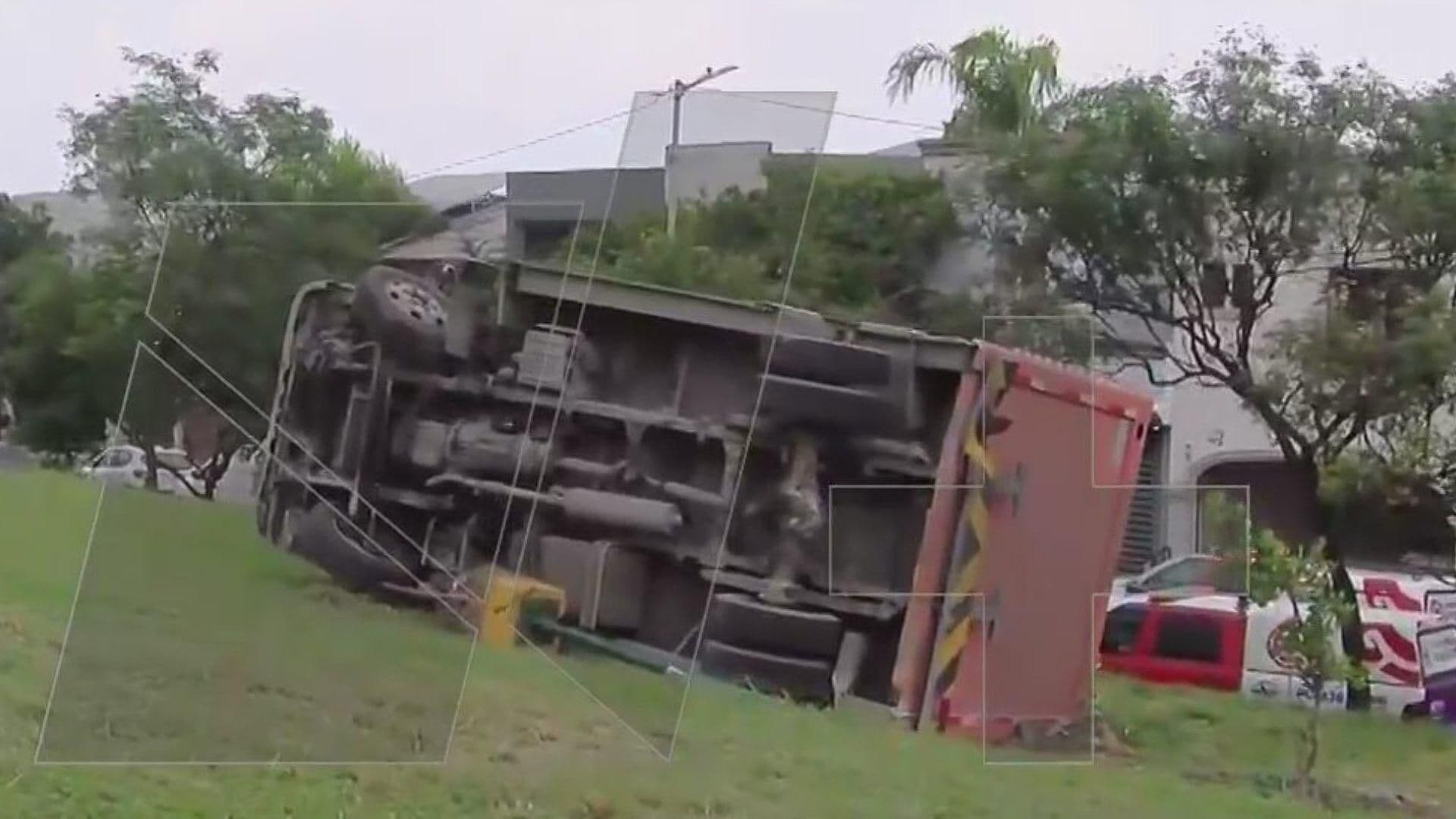 Camión Sin Frenos Se va de Reversa y Termina Volcado en Parque de la Colonia Cumbres 4to Sector