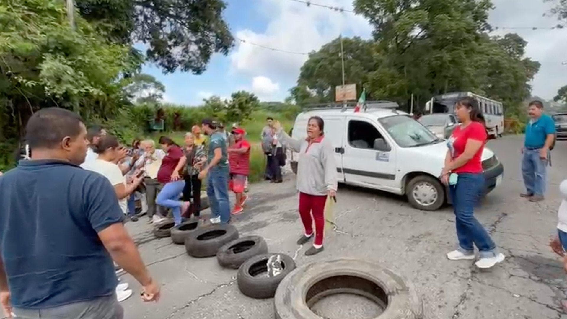 Manifestantes Bloquean la Única Vía Alterna a Socavón de la Carretera Córdoba-Paso del Macho