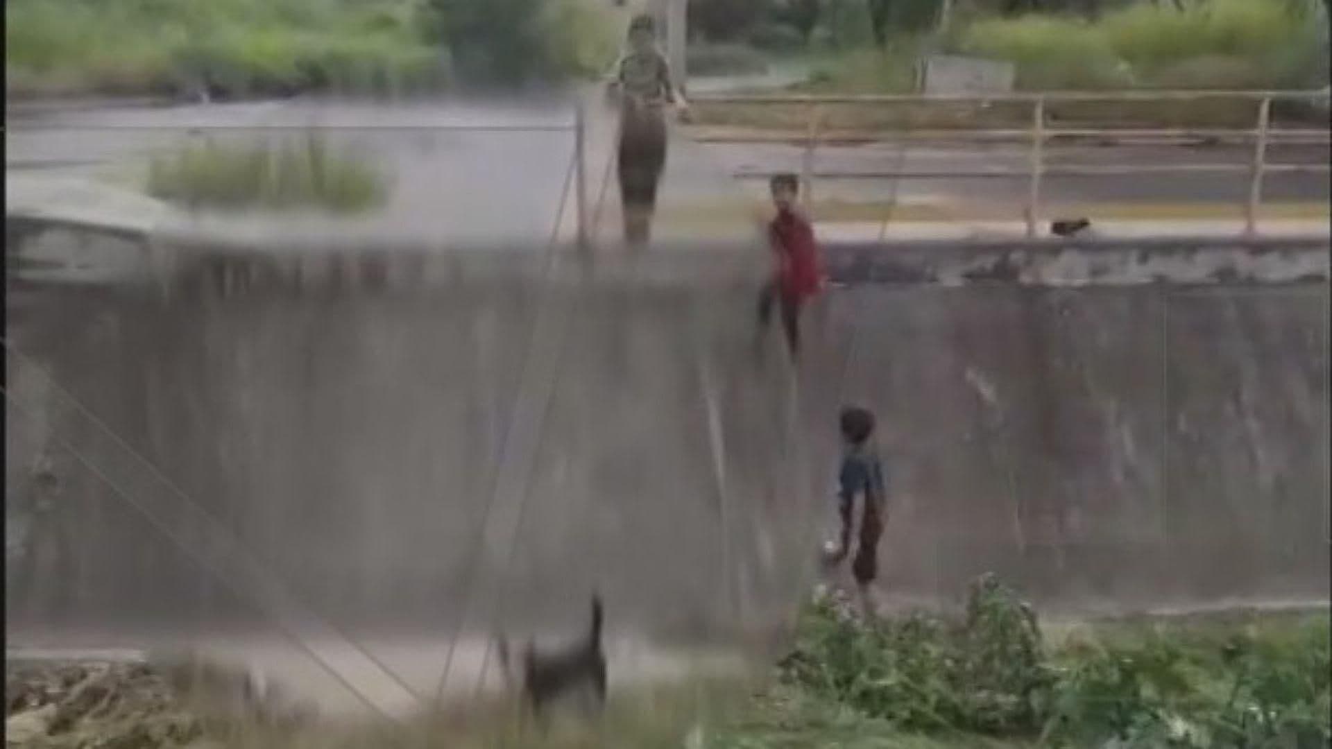 Se Arriesgan Menores Jugando en Arroyo en Escobedo