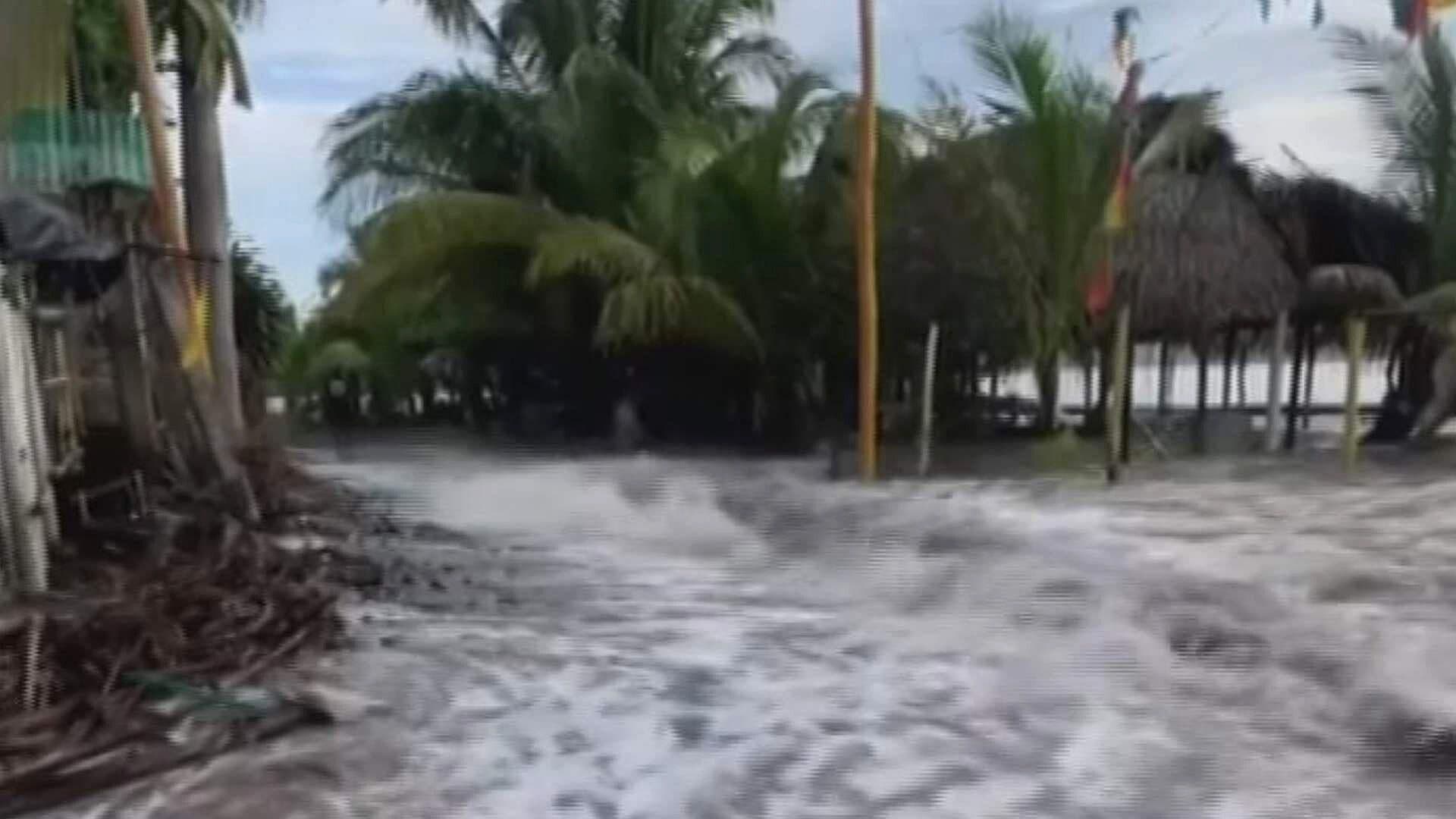 Huracán Priscilla Provoca que el Mar Inunde Calles del Puerto de San Blas, en Nayarit