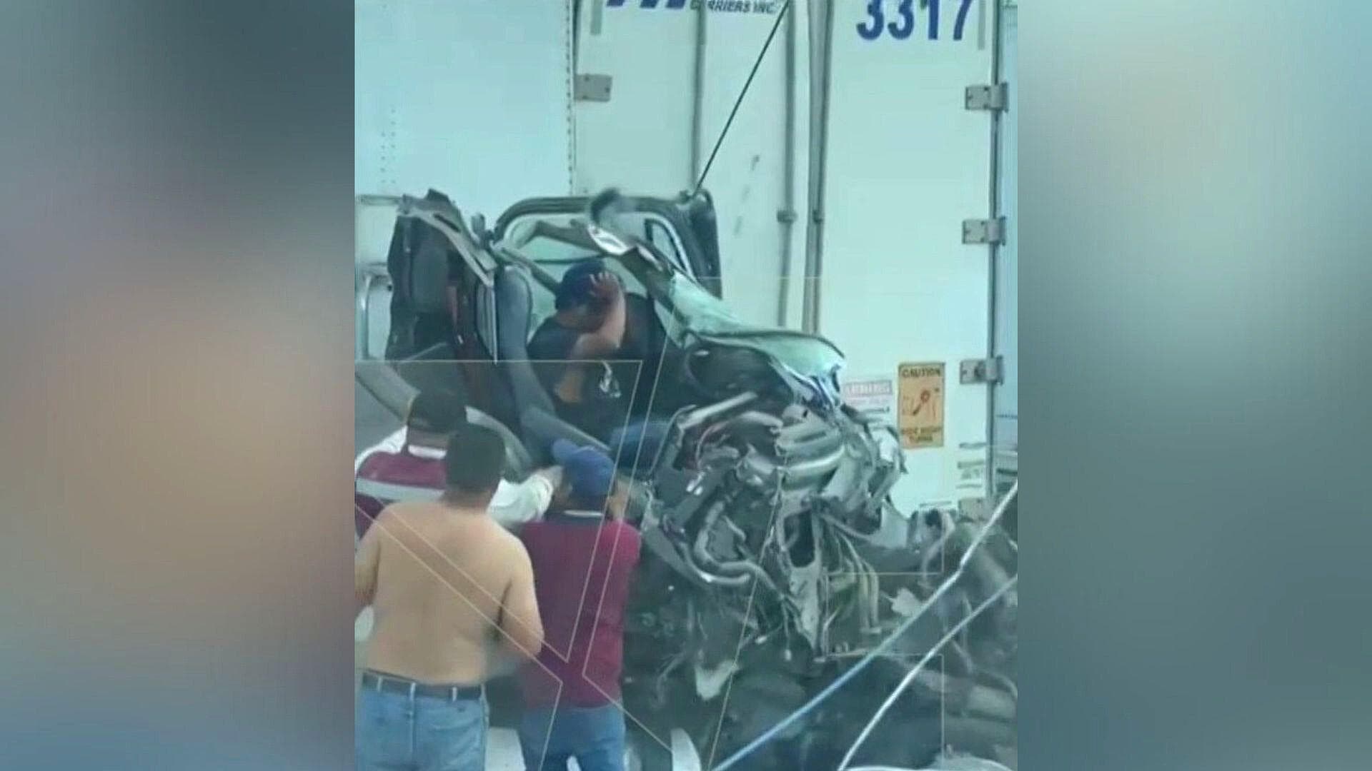 Tráiler Queda Destrozado por Fuerte Accidente Cerca de Puente Fronterizo en Tamaulipas