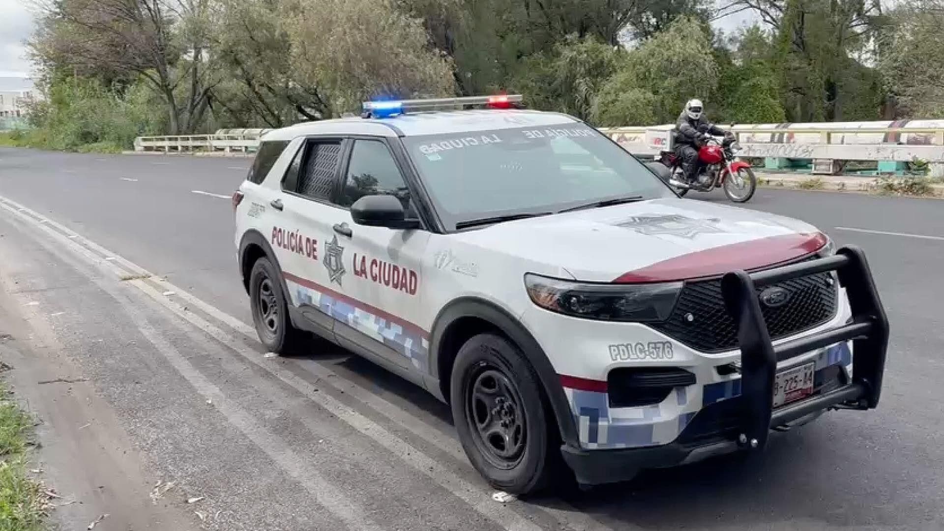 Mujer Pierde el Equilibrio y Cae al Río Atoyac en Puebla