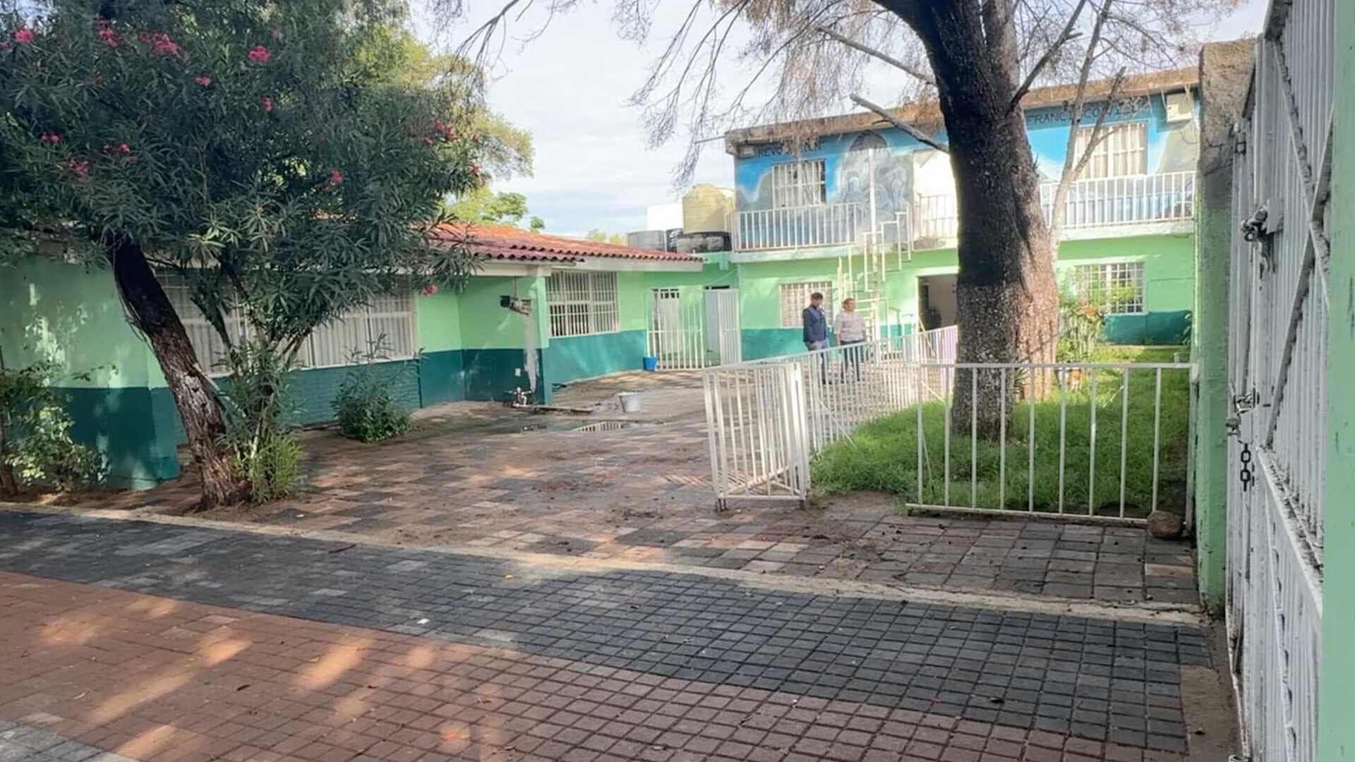 Padres de Familia Denuncian las Malas Condiciones en las que Está la Escuela Revolución en León