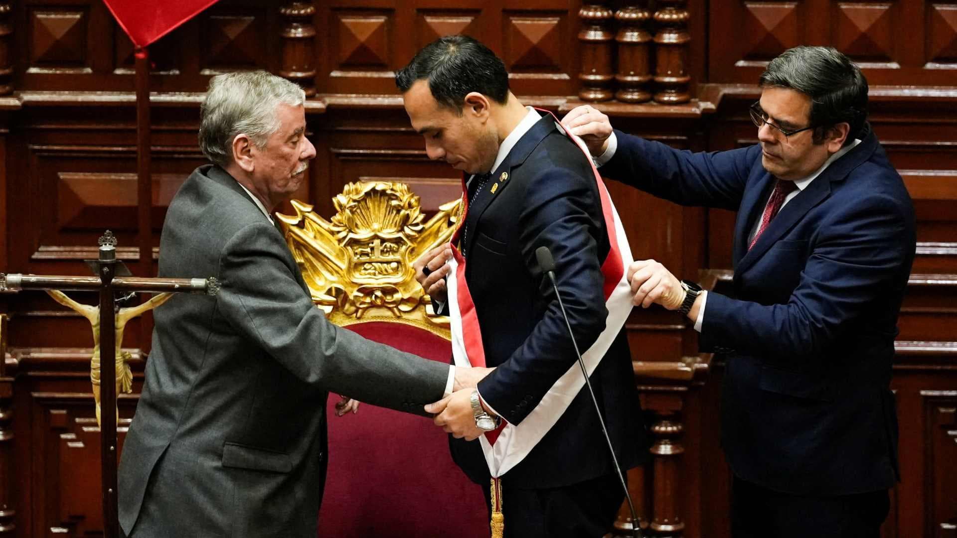 José Jerí Asume Presidencia de Perú tras Destitución de Dina Boluarte