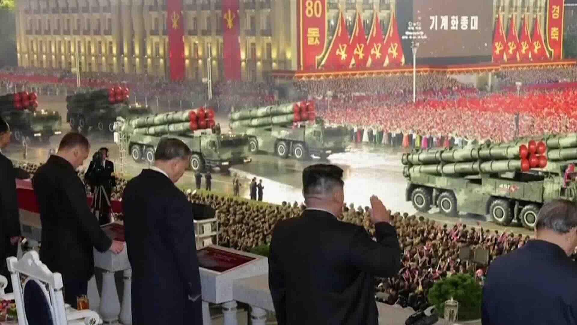 Kim Jong Un Encabezó Desfile Militar en Pyongyang y Mostró Nuevo Misil Balístico
