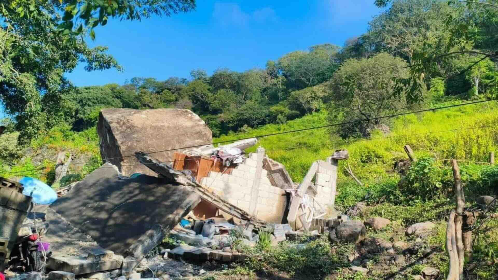 Roca de Cinco Toneladas Cae sobre Vivienda en Amacuzac, Morelos: Mueren Tres Personas