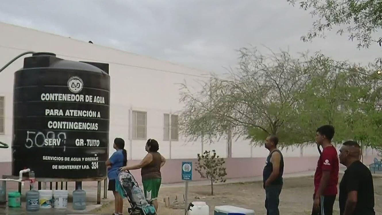 Largas Filas en Pipa de Agua para Acarrear un Poco en Santa Catarina, NL