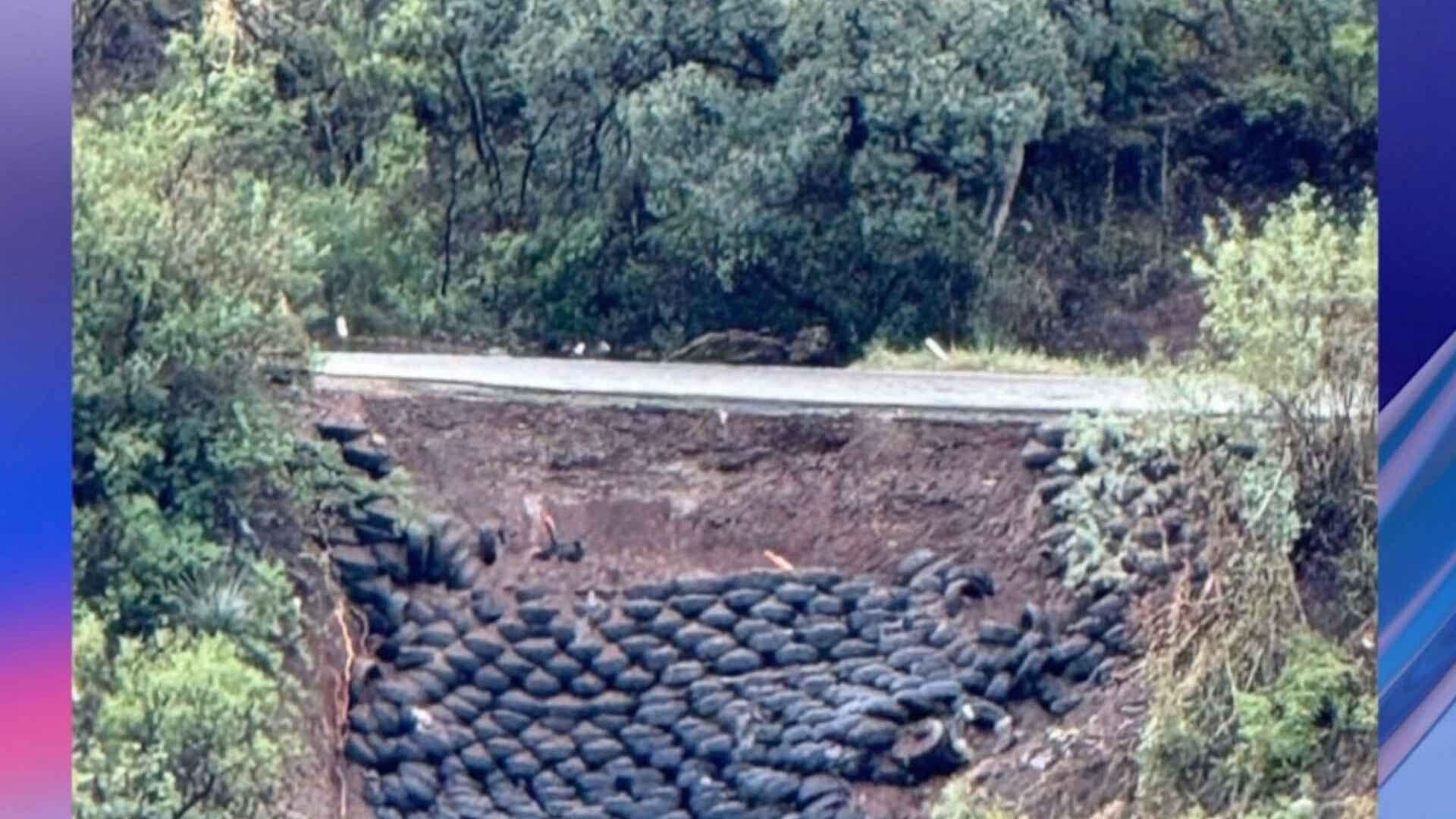 Socavón Rellenado con Llantas se Reabrió por Intensas Lluvias en Tramo Carretero Cananea-Ímuris