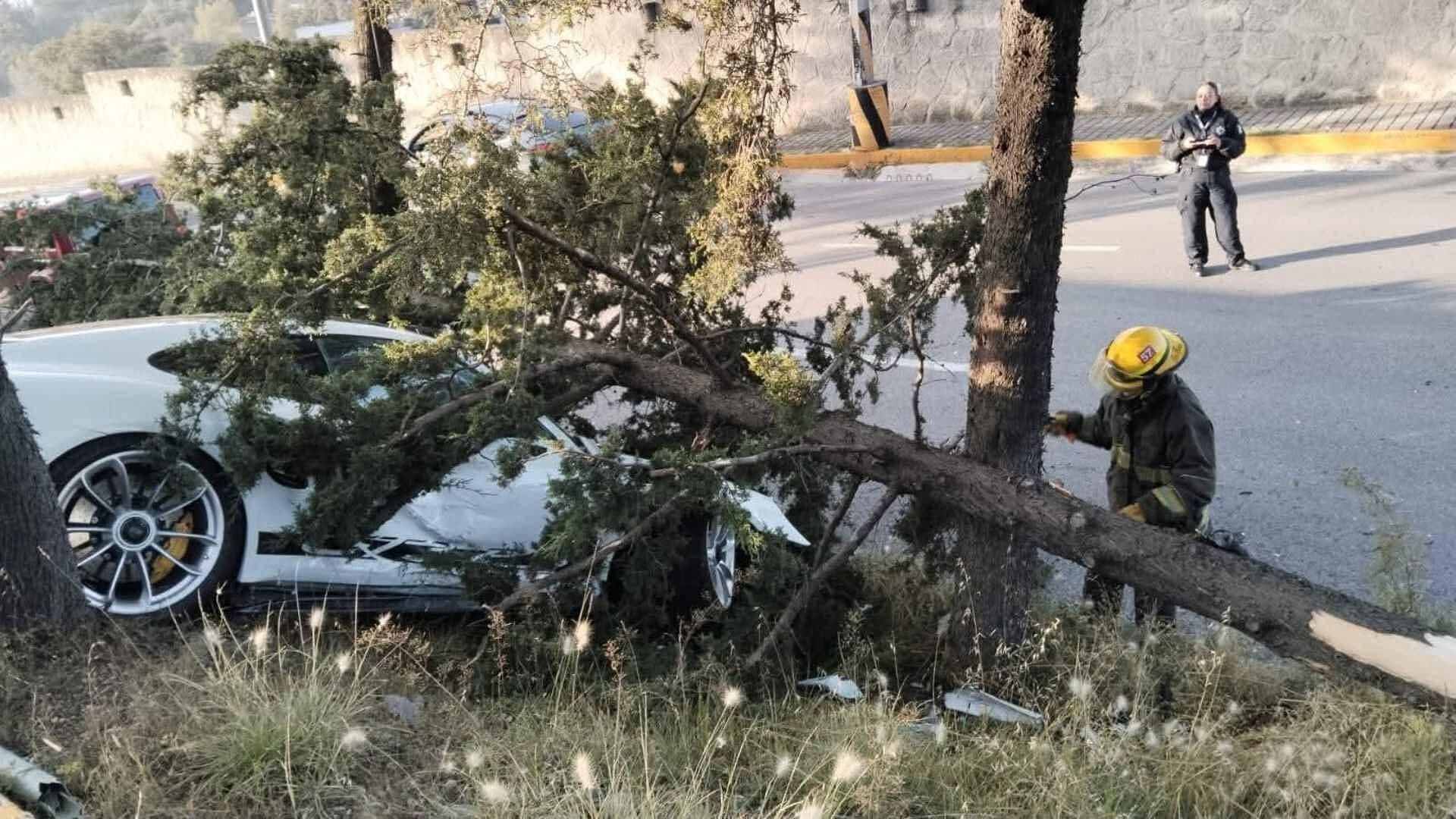 Auto de Lujo de Más de 5 Millones Choca Contra un Árbol en Zona Esmeralda, Atizapán