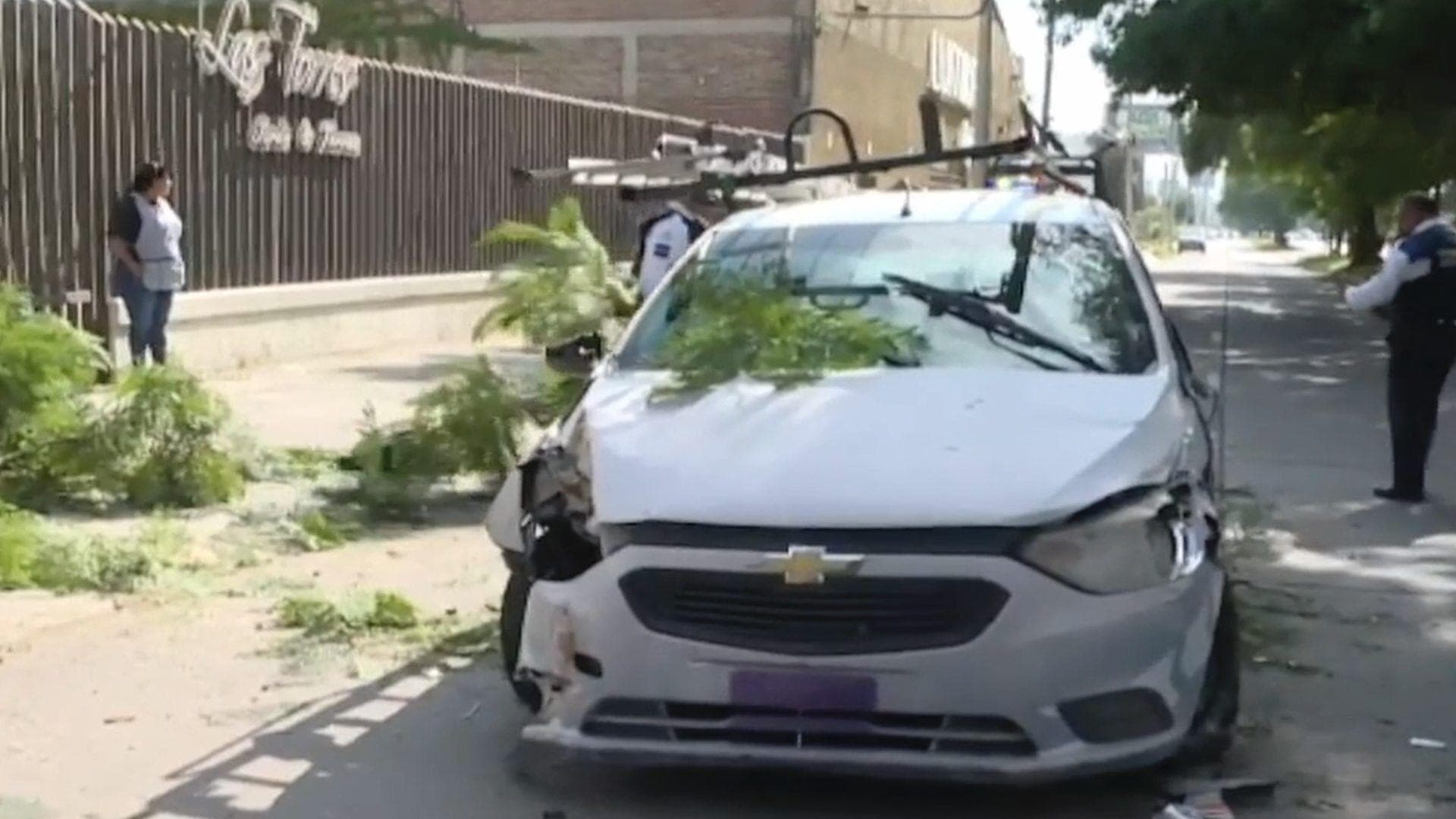 Conductor Va a Exceso de Velocidad y por Evitar Chocar un Auto, Vuelca en Las Torres en León