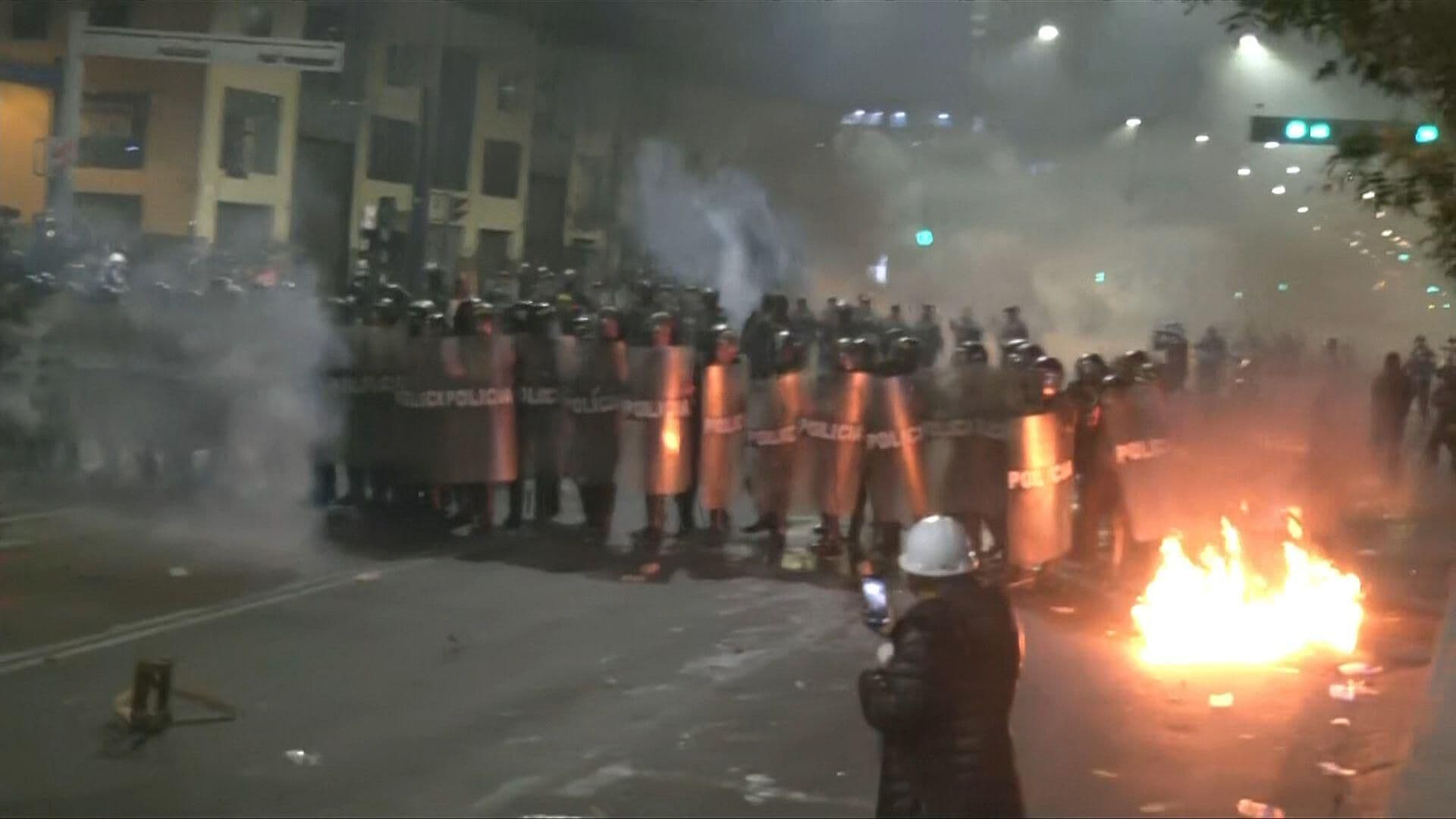 VIDEO: Protesta Termina en Disturbios en Lima, Perú; Se Enfrentan Policía vs Manifestantes