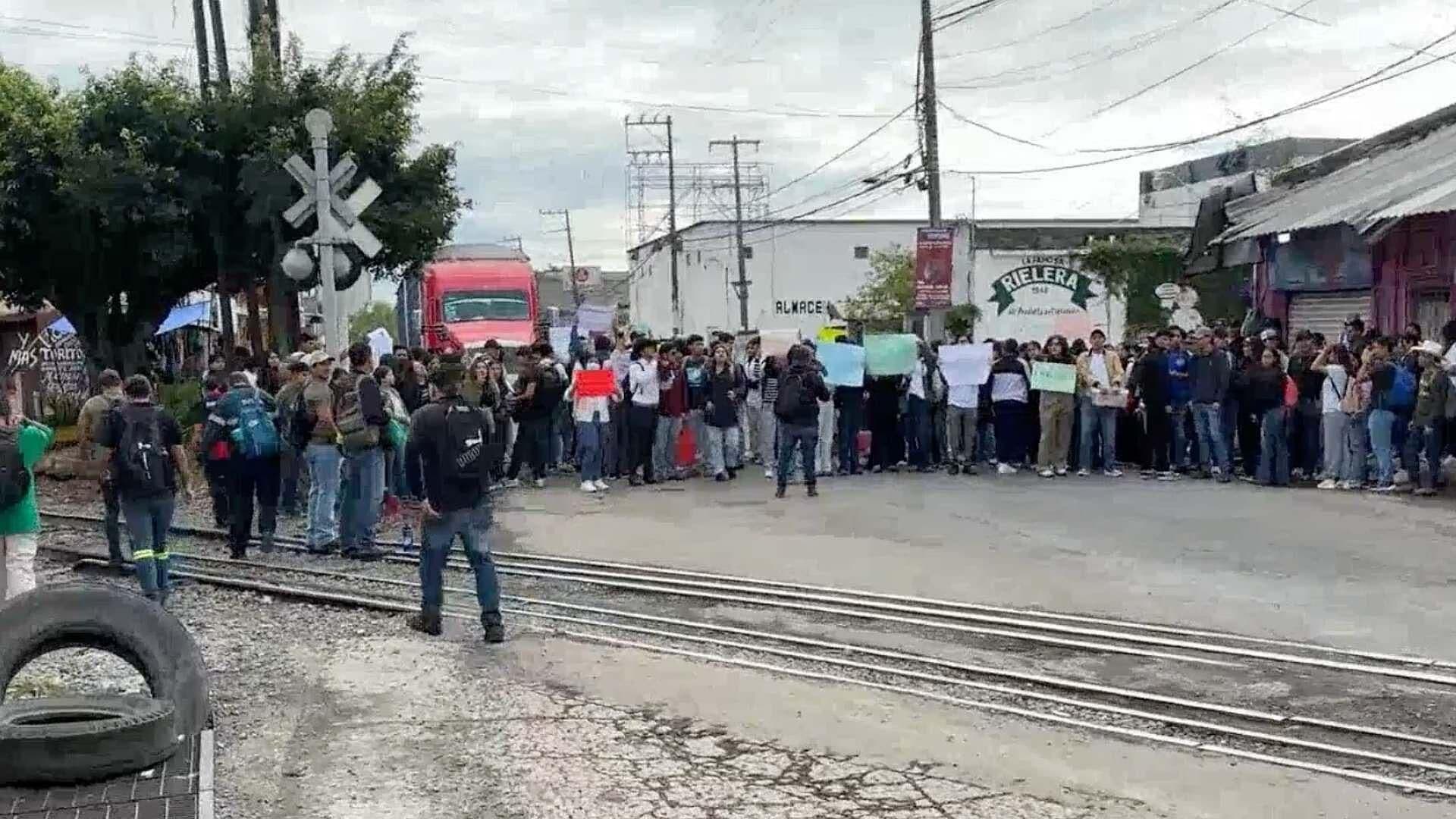 Estudiantes de la UV Realizan Bloqueo Carretero; Exigen Rehabilitación de Caminos en Amatlán