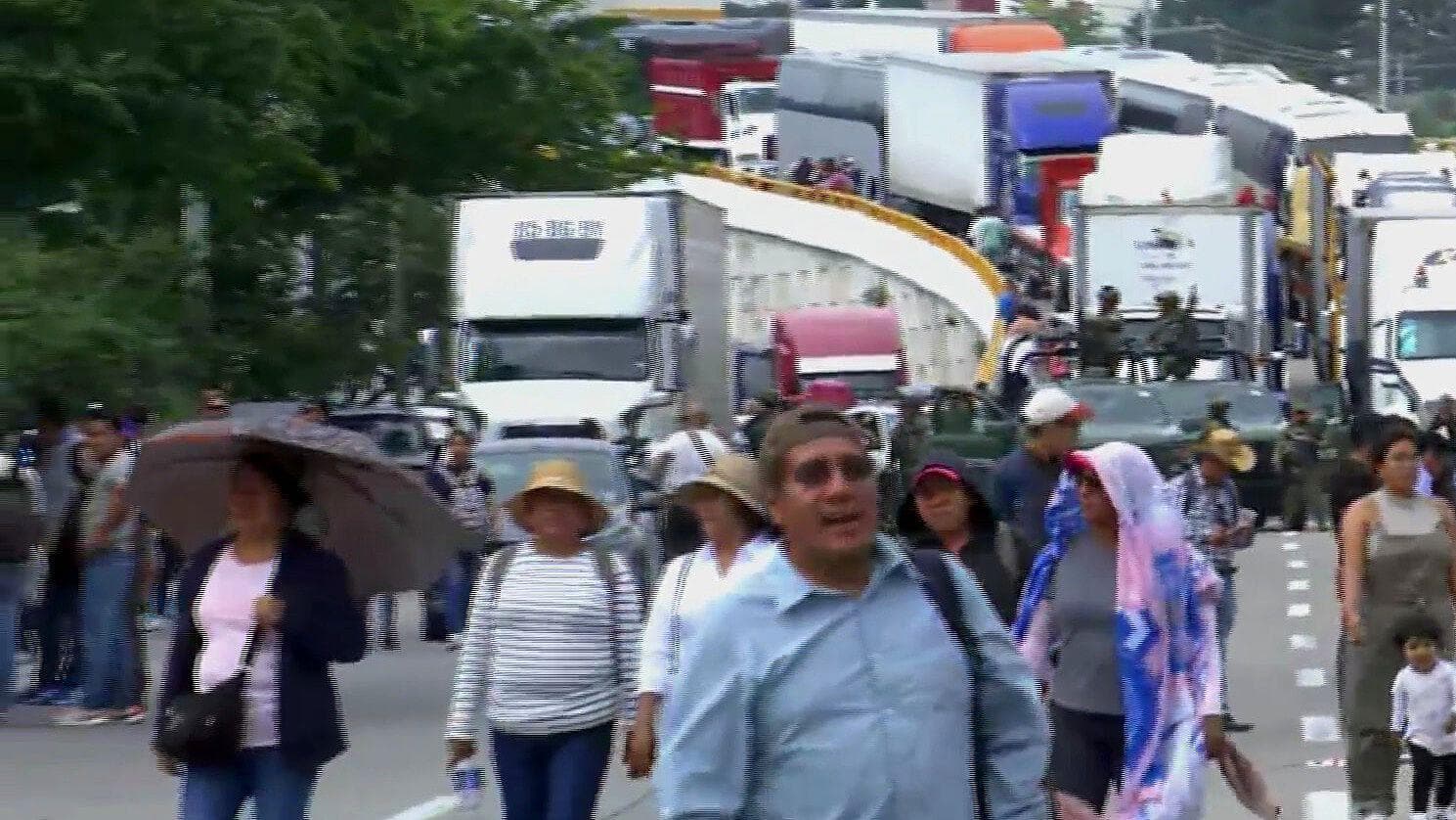 Integrantes de la CETEG Bloquean la Autopista del Sol en el Parador el Marqués