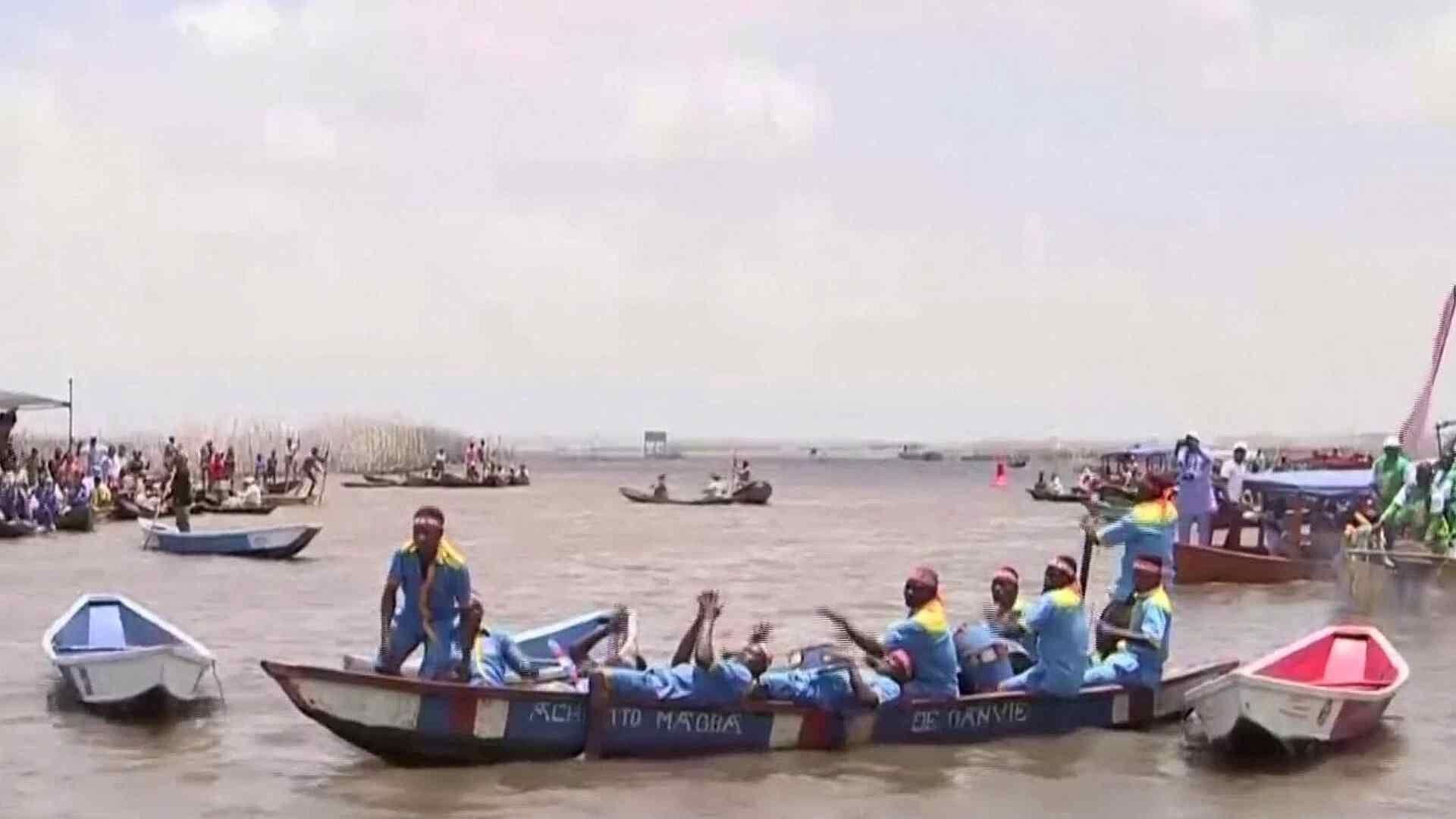 Usan Cientos Canoas en Ceremonia Espiritual de Comunidad que Vive en Lago