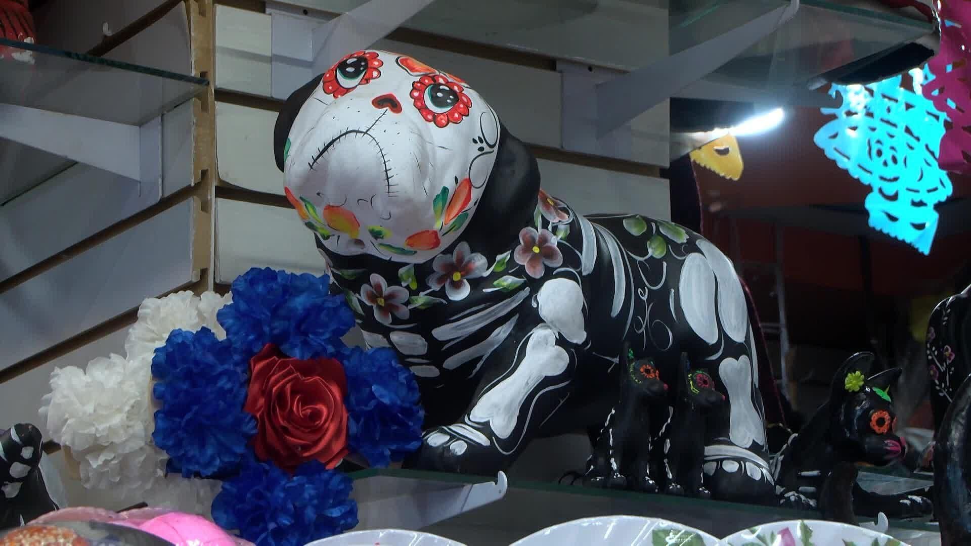 Potosinos Suman Figuras de Animales a las Ofrendas en Altares del Día de Muertos