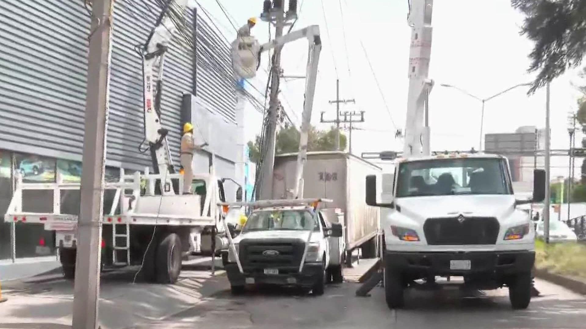 Tráiler Choca y Derriba Poste en la Calzada Vallejo en la GAM, CDMX