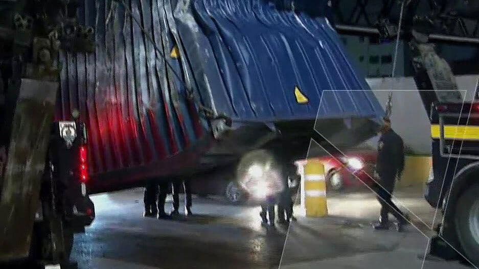 Se le Desprende la Caja y Vuelca Tráiler Frente a Metro Oceanía