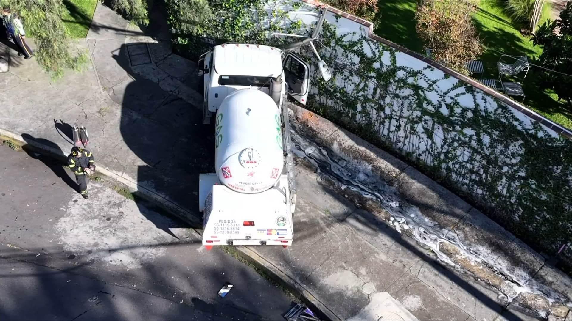 Pipa de Gas Choca contra Barda Perimetral en Lomas de Chapultepec, CDMX