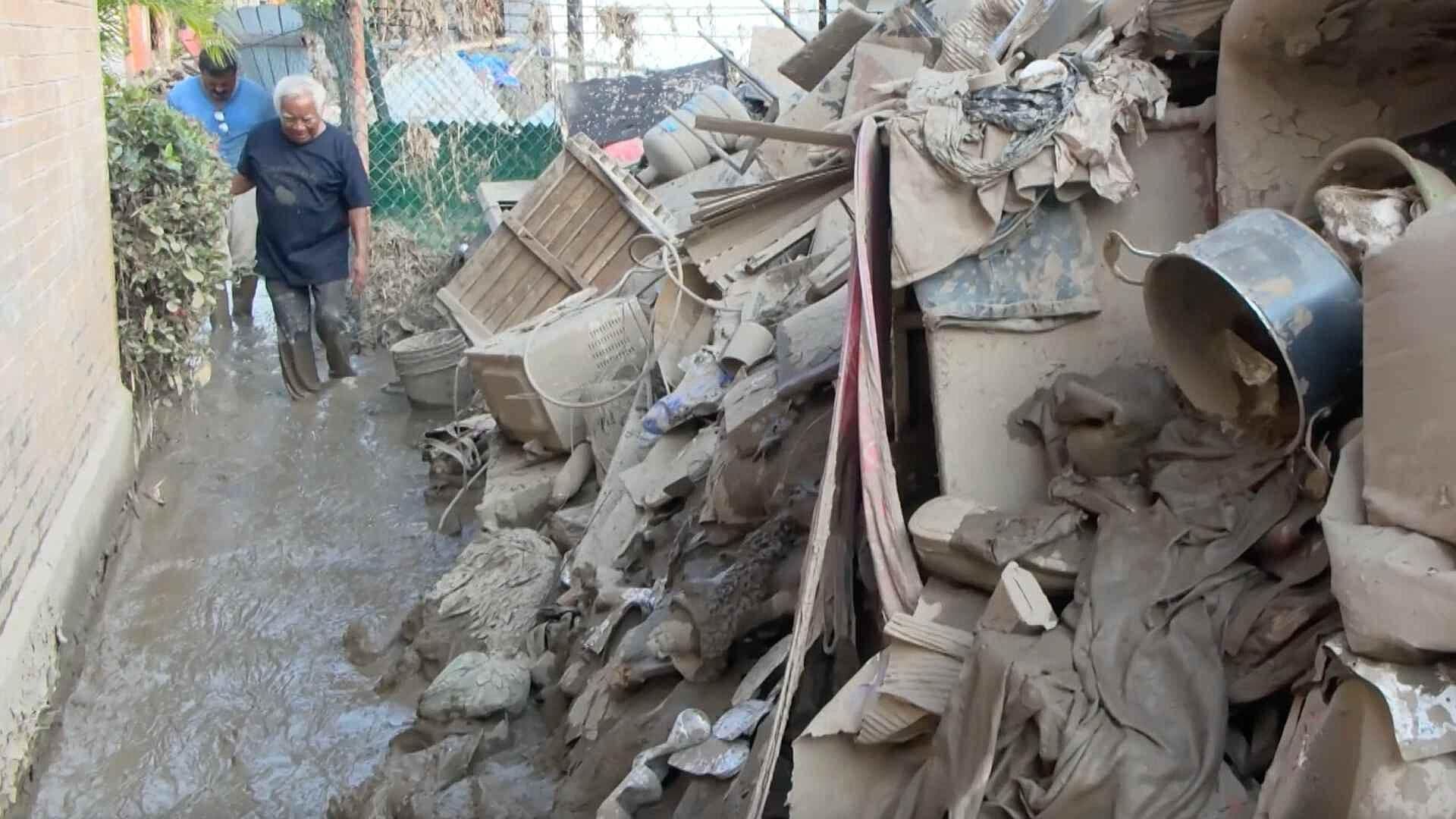 Don Carlos Sobrevive Bajo Dos Láminas tras Perder su Patrimonio en Inundaciones de Poza Rica