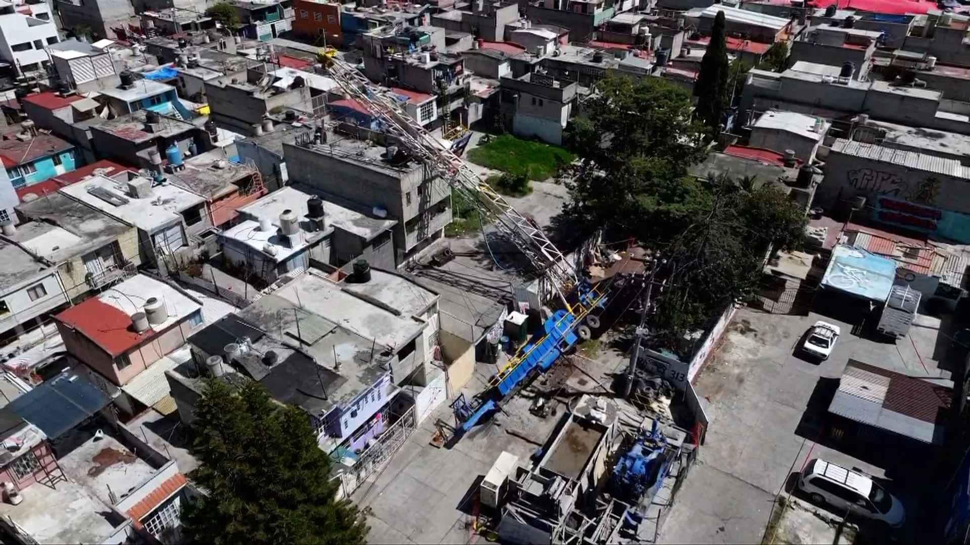Desde el Aire: Grúa Cae sobre Casa en Colonia Jardines de Morelos en Ecatepec, Edomex