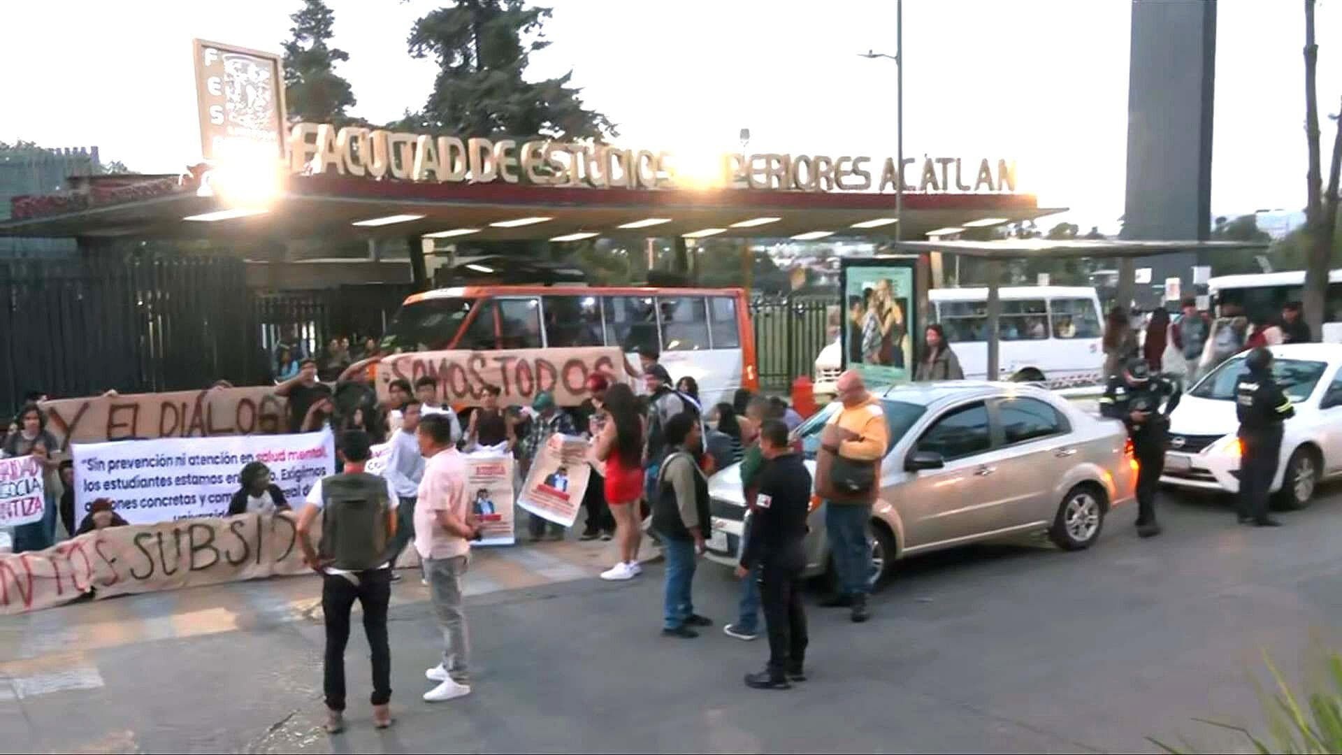 Estudiantes Retiran Bloqueo en Periférico, Ahora Protestan Frente a FES Acatlán de la UNAM en Naucalpan