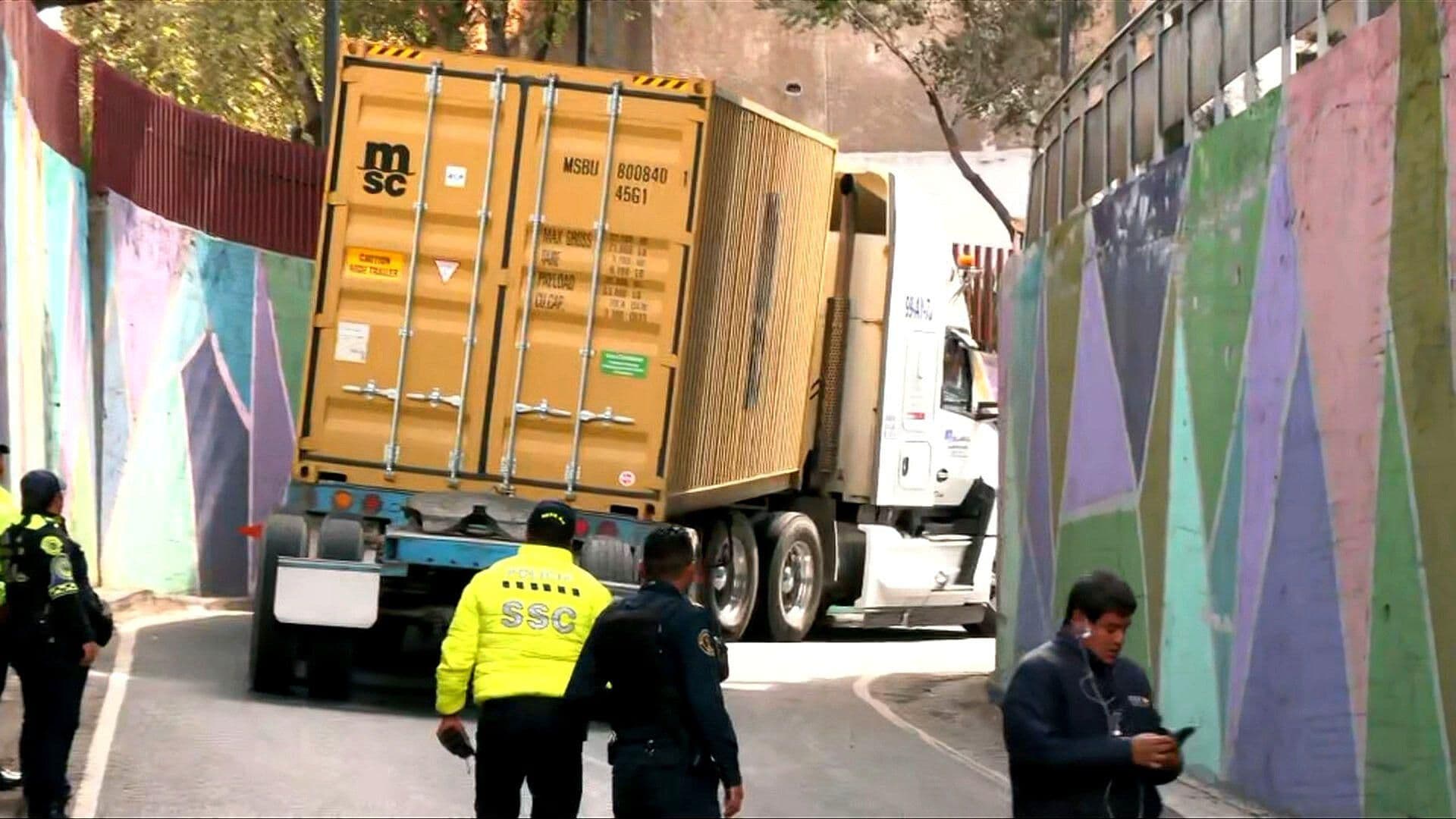 Tráiler Queda Atorado Hoy en Fray Servando Teresa de Mier: Hay Caos Vial
