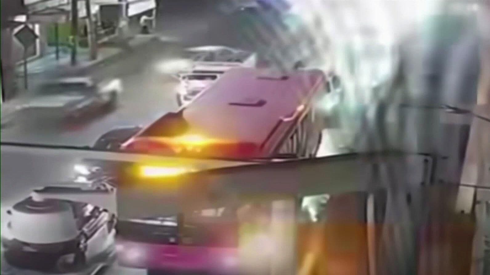 VIDEO: Hombre Rocía Gasolina y Prende Fuego a Camión del Mexibús en Ecatepec