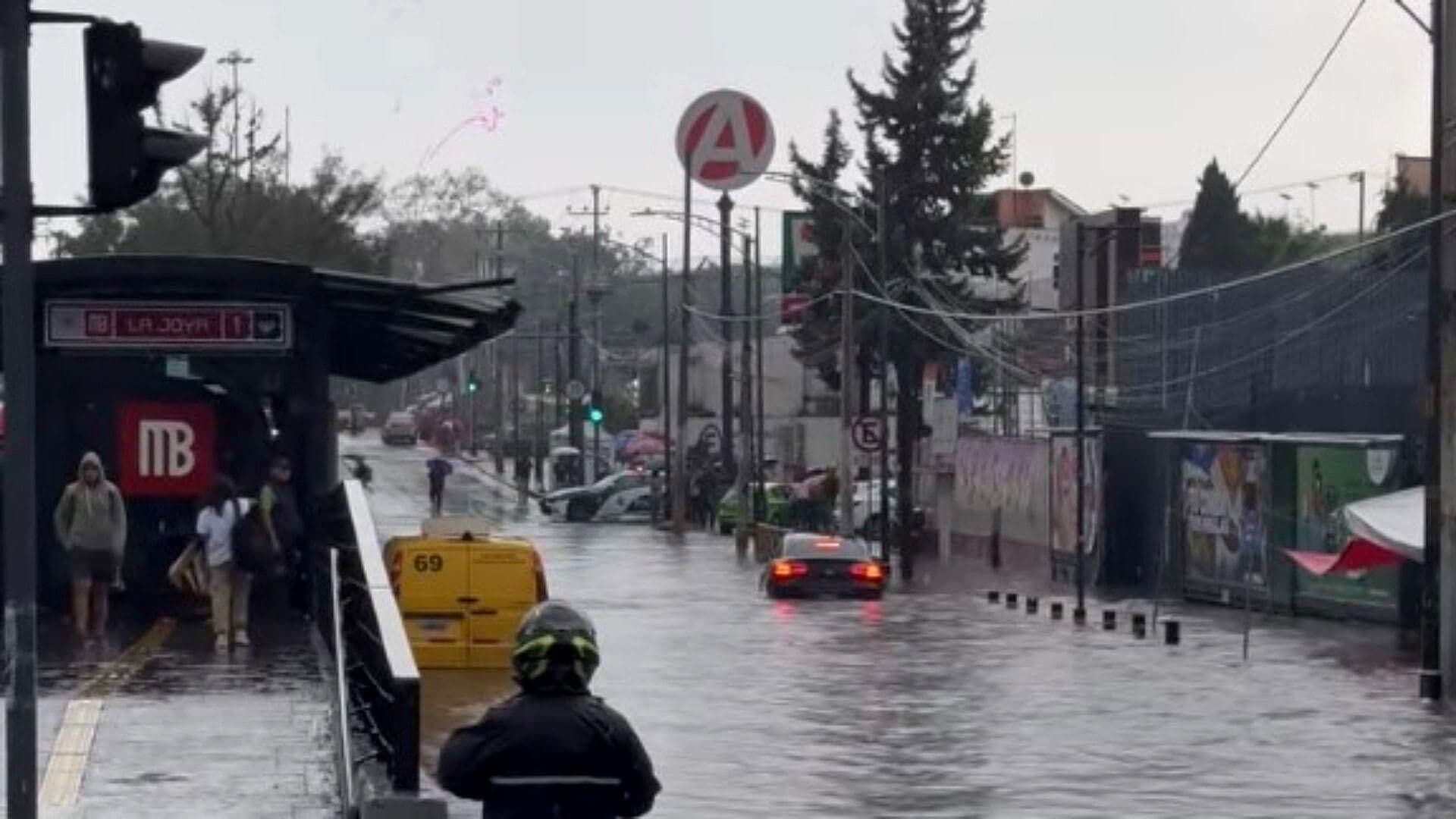 Se Inunda Estación del Metrobús La Joya, en Tlalpan; Usuarios Quedan Atrapados