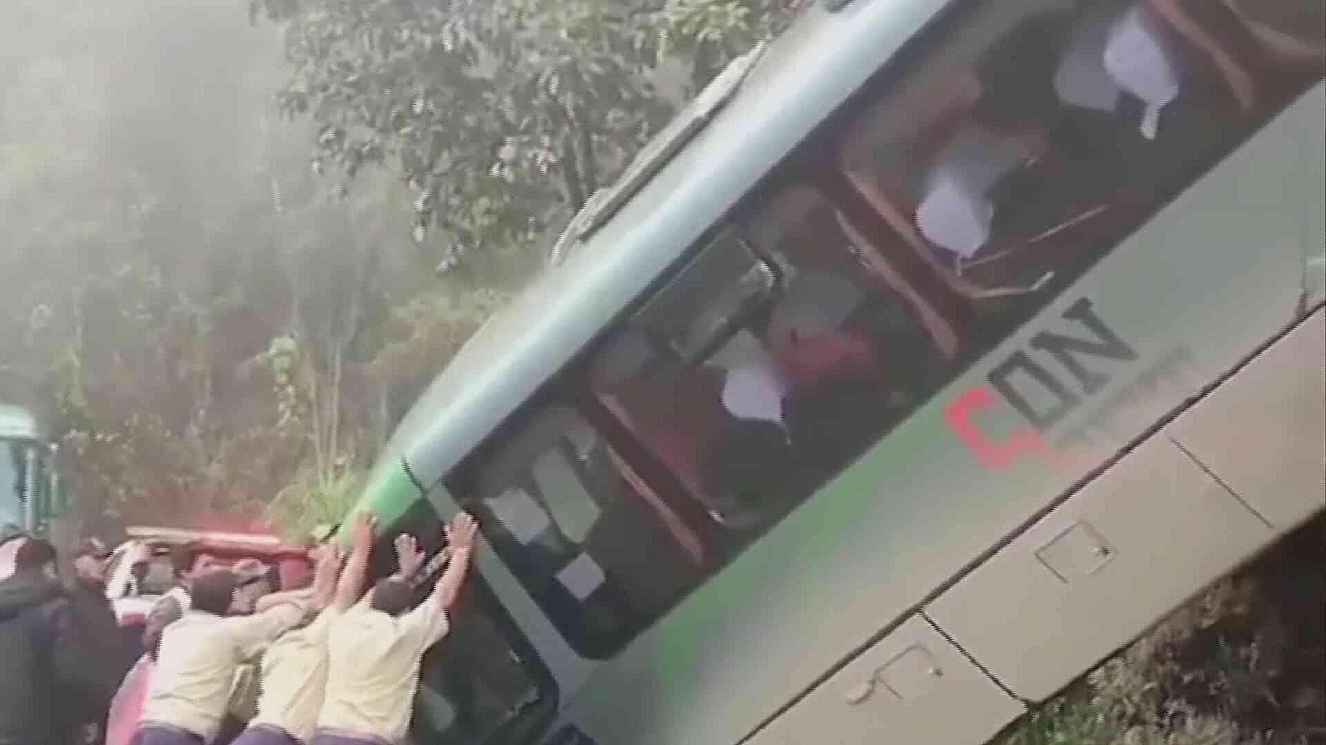 Confirman Seis Mexicanos Lesionados por Volcadura de Autobús Cerca de Machu Picchu en Perú