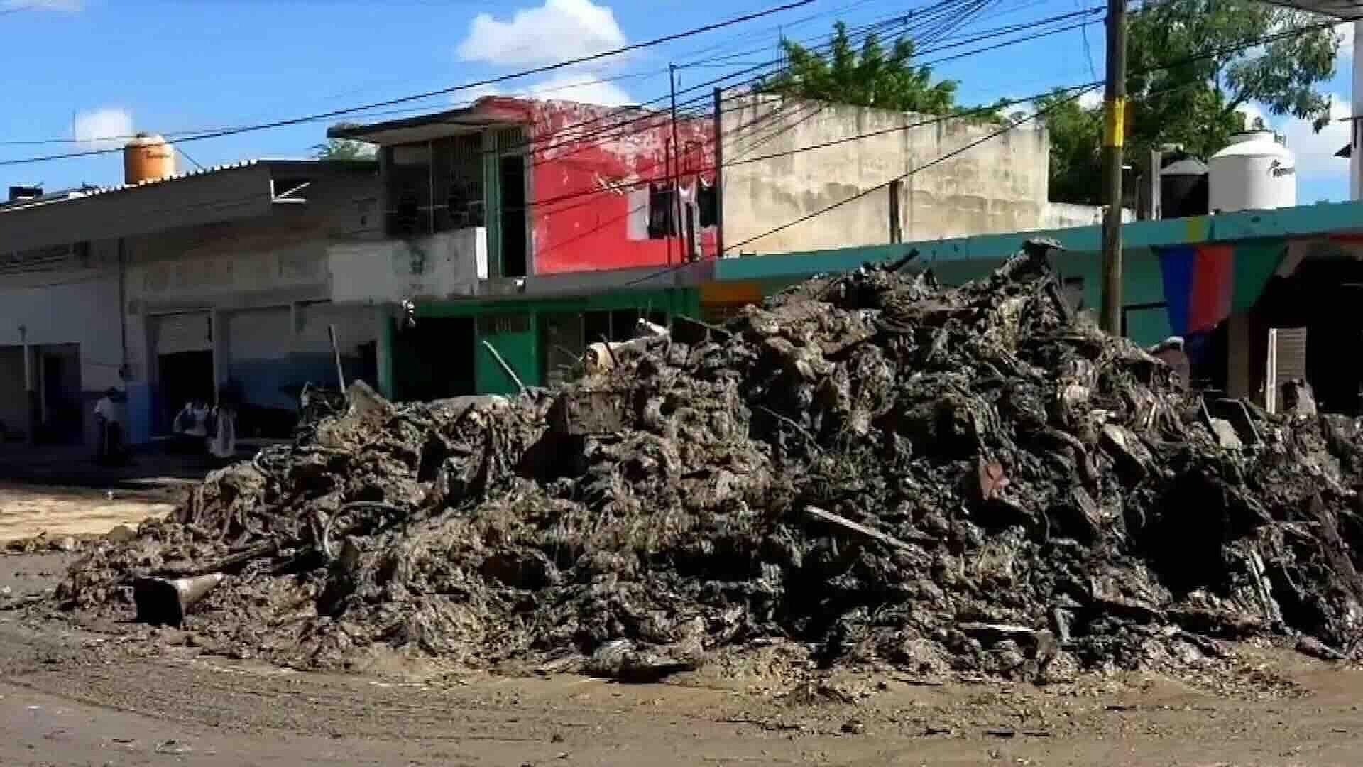 Continúan Retiro de Lodo y Escombros tras Desbordamiento del Río Cazones en Poza Rica