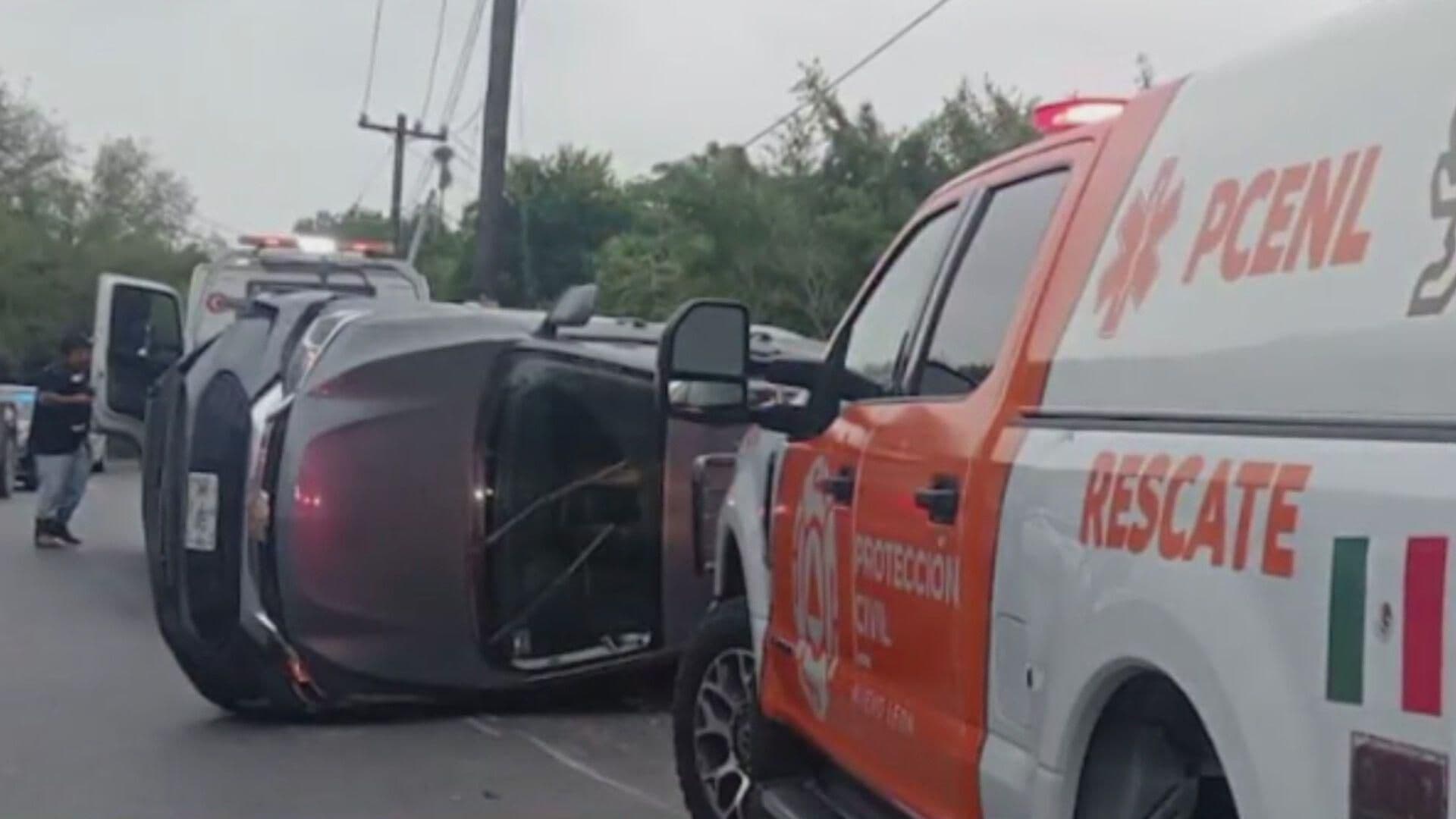 Vuelca Camioneta en Colonia Hacienda Las Escobas en Guadalupe, Nuevo León