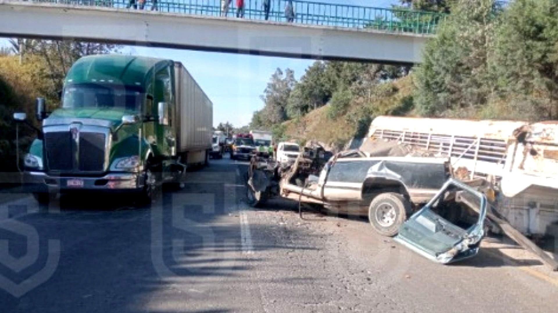 Choque entre Camioneta y Tráiler Deja Un Muerto en la Carretera Toluca-Atlacomulco