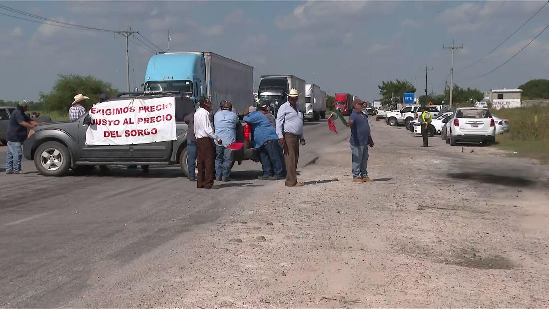 Productores Agrícolas Bloquean la Carretera Matamoros-San Fernando, en Tamaulipas