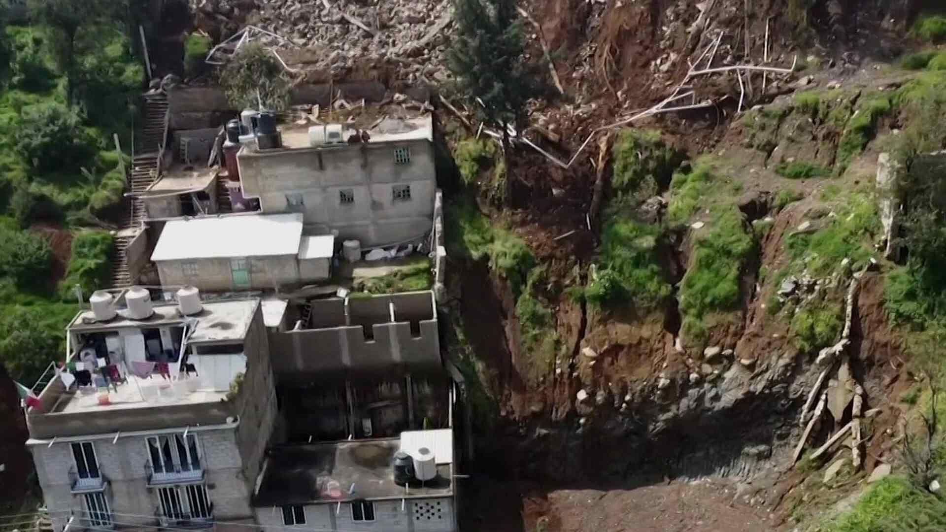 Suman 10 los Muertos por Deslave del Cerro La Peña en Jilotzingo
