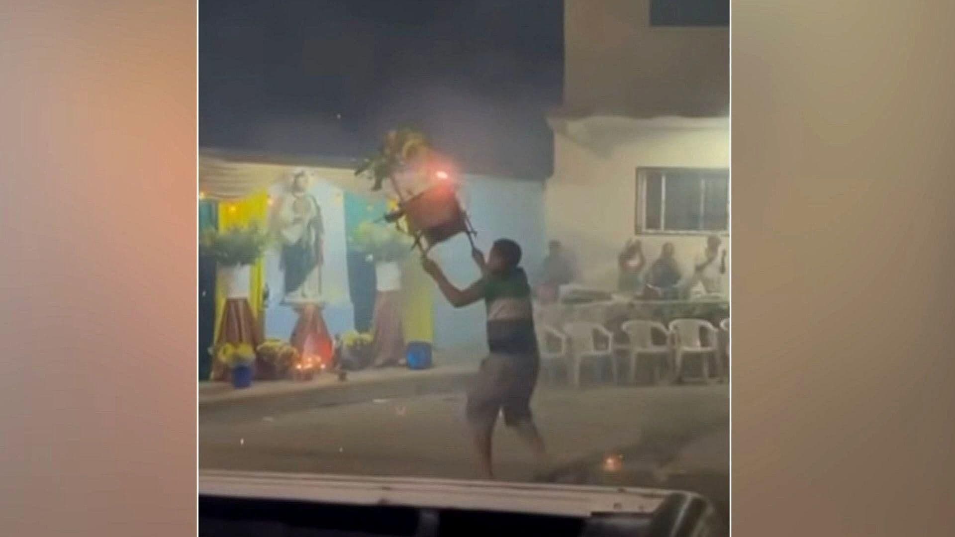 Joven Cae mientras Bailaba ‘El Torito’ con Pirotecnia en Honor a San Judas (VIDEO)