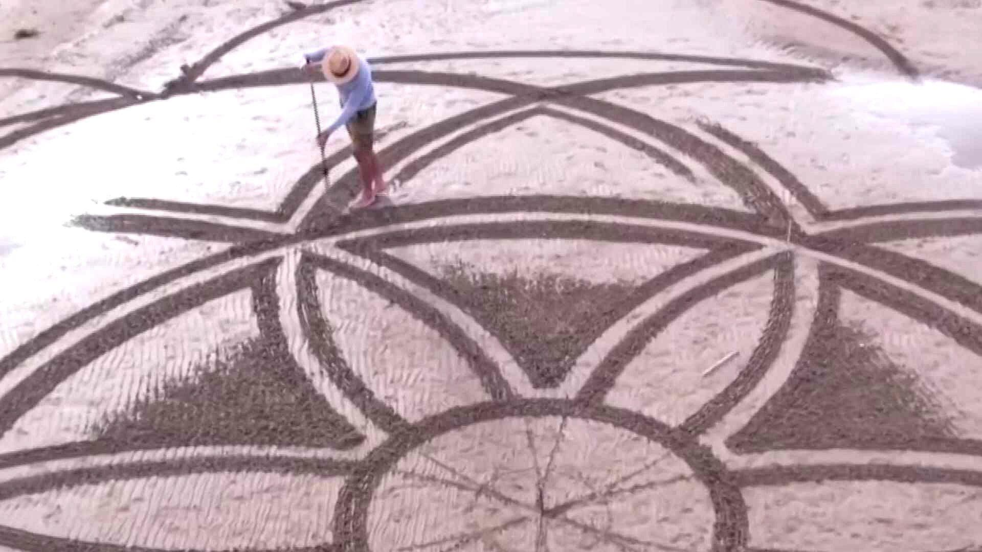 Artistas Crean Figuras en Bancos de Arena de un Río en Croacia