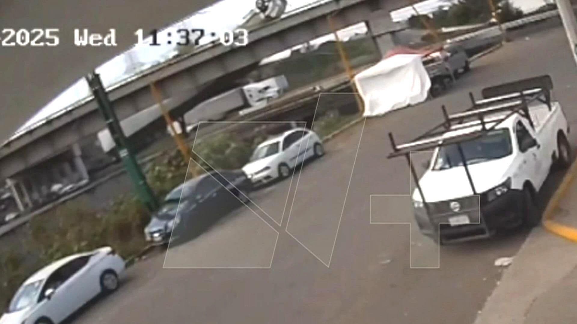 VIDEO: Momento Exacto en que Tráiler Vuelca y Cae de un Puente en la ...
