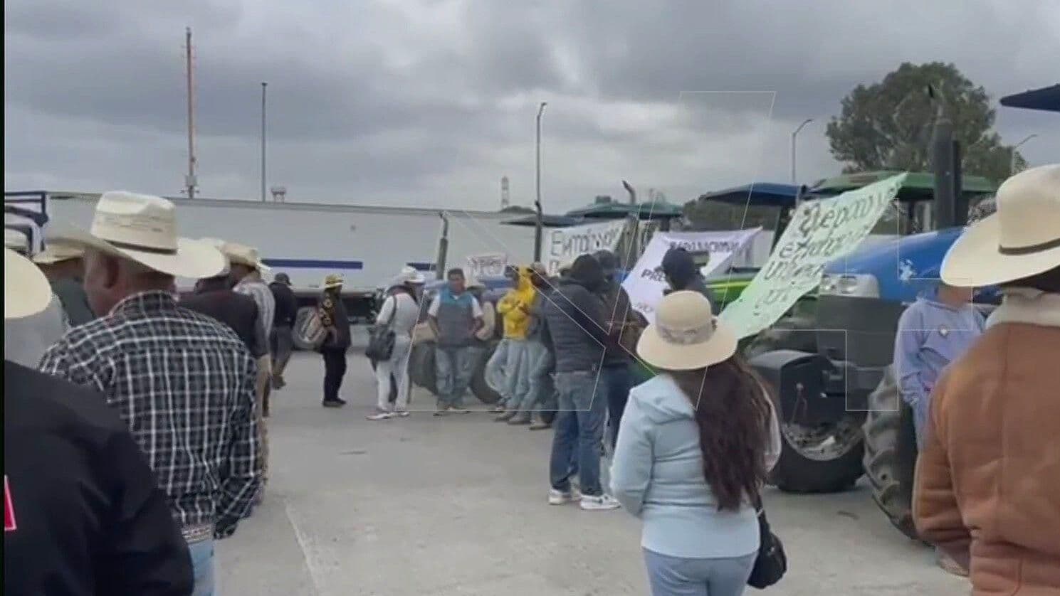 Agricultores Toman la Caseta de Palmillas en la México-Querétaro