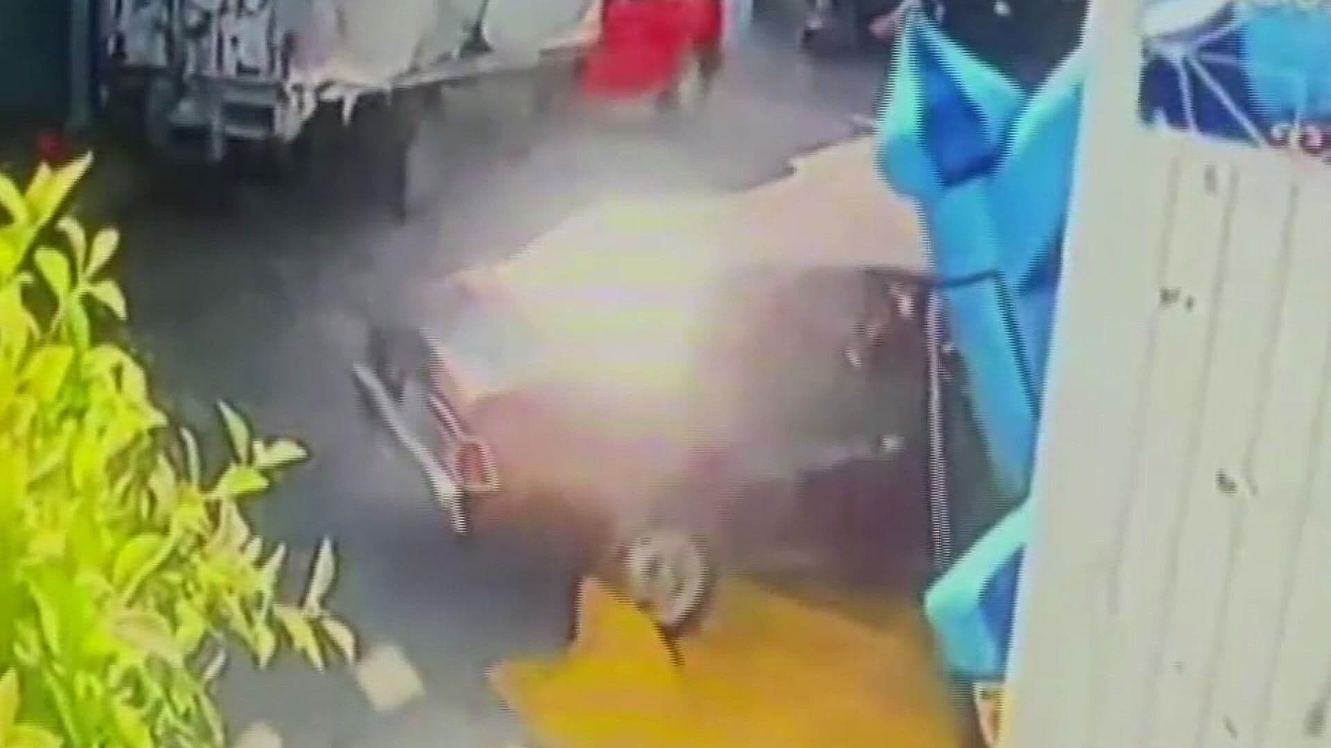 VIDEO: Momento en que Auto Choca Contra Inflable en Chimalhuacán; Conductor se Dio a la Fuga