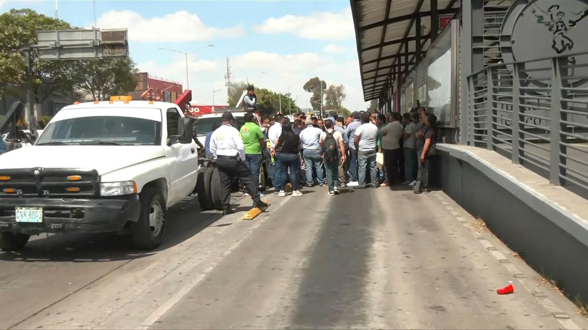 Encapsulan a Caravana de Grúas en Calzada Vallejo, CDMX